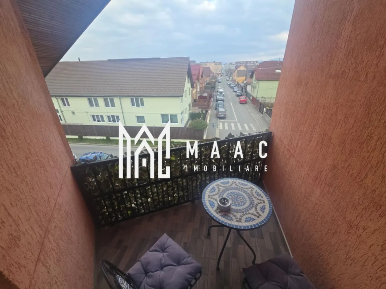 Apartament 4 camere | Decomandat | Zona Tineretului - MAAC Imobiliare va propune spre vanzare un apartament pe două niveluri, situat la casă, în zona Tineretului – strada Klagenfurt, într-un cartier liniștit, exclusiv de case, ideal pentru cei care își doresc confort și intimitate. Imobilul dispune de o suprafață utilă totală de 140 mp, fiind compartimentat eficient și oferind spații generoase și luminoase. La primul nivel (90 mp utili) regăsim: hol de acces primitor; două camere decomandate; living spațios cu bucătărie open-space; cămară pentru depozitare; baie dotată cu cadă, mașină de spălat și uscător; balcon. Etajul este compus din: două dormitoare decomandate; baie cu geam pentru aerisire naturală. Apartamentul dispune de izolatie exterioara , loc de parcare ,cota de teren aferent apartamentului si jaluzele exterioare la geamuri. Unul dintre dormitoarele de la etaj se află la stadiul de „alb”, oferind viitorului proprietar posibilitatea de a-l amenaja după propriul gust. Apartamentul este pregătit pentru mutare imediată (ready to move) și se vinde complet mobilat și utilat, beneficiind de dotări precum: aer condiționat, mașină de spălat vase, frigider, congelator, hotă și Smart TV. Proprietatea reprezintă o alegere excelentă pentru familii sau pentru cei care caută un spațiu generos, într-o zonă liniștită, dar bine conectată la oraș. Pentru mai multe detalii specificati ID:CP2994792 . }}