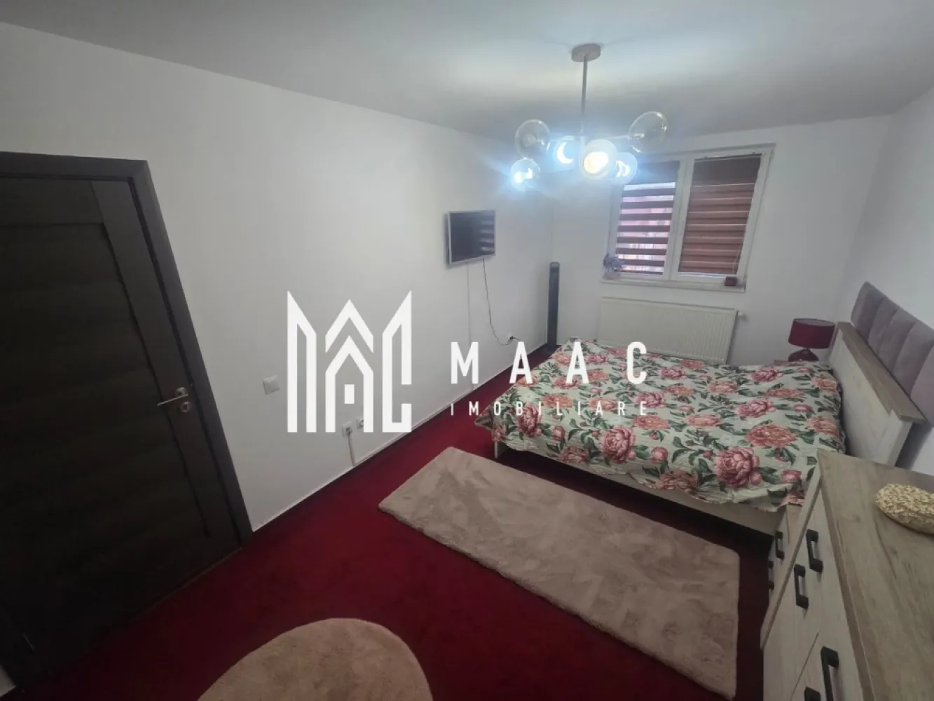 Apartament 4 camere | Decomandat | Zona Tineretului - MAAC Imobiliare va propune spre vanzare un apartament pe două niveluri, situat la casă, în zona Tineretului – strada Klagenfurt, într-un cartier liniștit, exclusiv de case, ideal pentru cei care își doresc confort și intimitate. Imobilul dispune de o suprafață utilă totală de 140 mp, fiind compartimentat eficient și oferind spații generoase și luminoase. La primul nivel (90 mp utili) regăsim: hol de acces primitor; două camere decomandate; living spațios cu bucătărie open-space; cămară pentru depozitare; baie dotată cu cadă, mașină de spălat și uscător; balcon. Etajul este compus din: două dormitoare decomandate; baie cu geam pentru aerisire naturală. Apartamentul dispune de izolatie exterioara , loc de parcare ,cota de teren aferent apartamentului si jaluzele exterioare la geamuri. Unul dintre dormitoarele de la etaj se află la stadiul de „alb”, oferind viitorului proprietar posibilitatea de a-l amenaja după propriul gust. Apartamentul este pregătit pentru mutare imediată (ready to move) și se vinde complet mobilat și utilat, beneficiind de dotări precum: aer condiționat, mașină de spălat vase, frigider, congelator, hotă și Smart TV. Proprietatea reprezintă o alegere excelentă pentru familii sau pentru cei care caută un spațiu generos, într-o zonă liniștită, dar bine conectată la oraș. Pentru mai multe detalii specificati ID:CP2994792 . }}