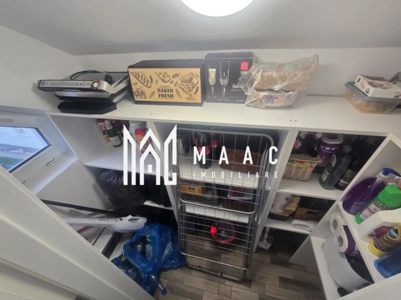 Apartament 4 camere | Decomandat | Zona Tineretului - MAAC Imobiliare va propune spre vanzare un apartament pe două niveluri, situat la casă, în zona Tineretului – strada Klagenfurt, într-un cartier liniștit, exclusiv de case, ideal pentru cei care își doresc confort și intimitate. Imobilul dispune de o suprafață utilă totală de 140 mp, fiind compartimentat eficient și oferind spații generoase și luminoase. La primul nivel (90 mp utili) regăsim: hol de acces primitor; două camere decomandate; living spațios cu bucătărie open-space; cămară pentru depozitare; baie dotată cu cadă, mașină de spălat și uscător; balcon. Etajul este compus din: două dormitoare decomandate; baie cu geam pentru aerisire naturală. Apartamentul dispune de izolatie exterioara , loc de parcare ,cota de teren aferent apartamentului si jaluzele exterioare la geamuri. Unul dintre dormitoarele de la etaj se află la stadiul de „alb”, oferind viitorului proprietar posibilitatea de a-l amenaja după propriul gust. Apartamentul este pregătit pentru mutare imediată (ready to move) și se vinde complet mobilat și utilat, beneficiind de dotări precum: aer condiționat, mașină de spălat vase, frigider, congelator, hotă și Smart TV. Proprietatea reprezintă o alegere excelentă pentru familii sau pentru cei care caută un spațiu generos, într-o zonă liniștită, dar bine conectată la oraș. Pentru mai multe detalii specificati ID:CP2994792 . }}