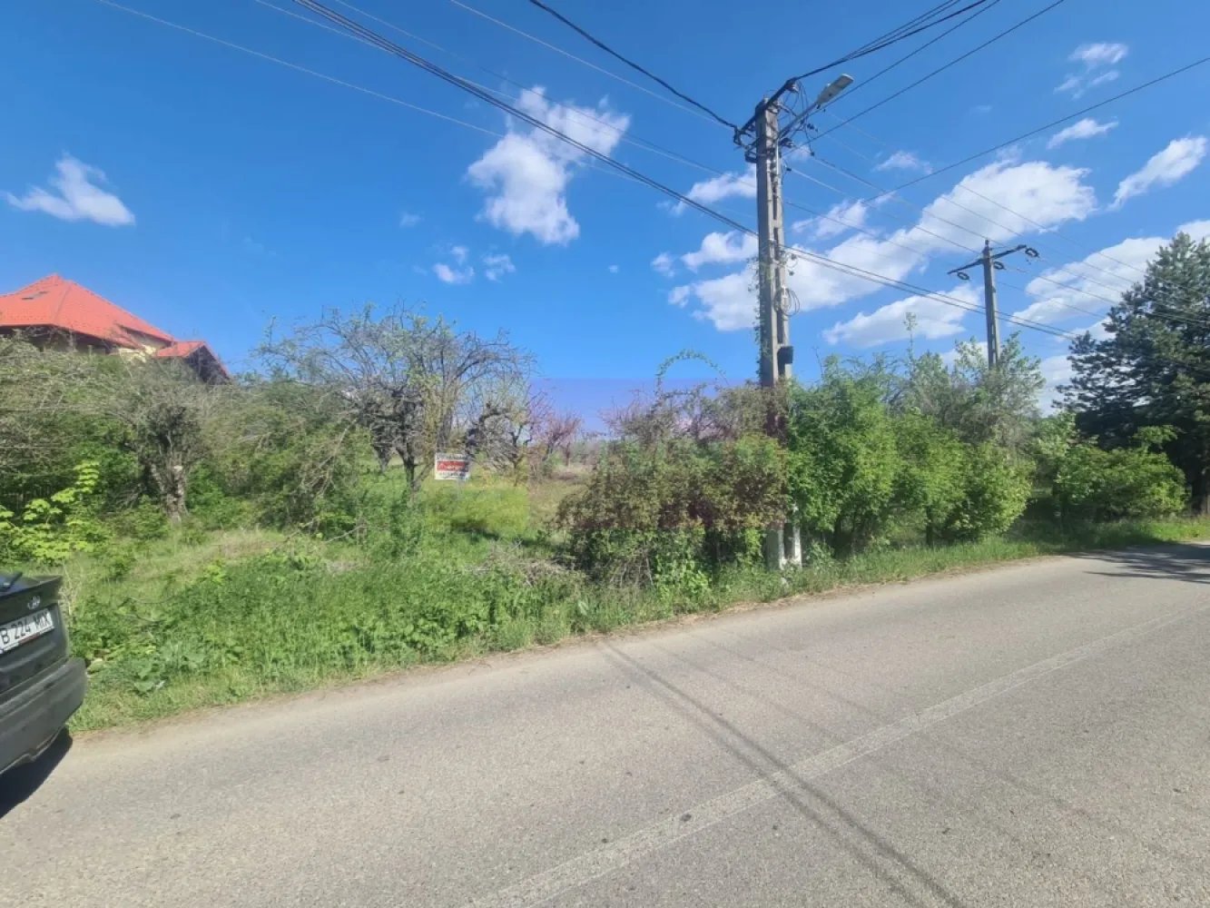 Teren de vanzare in Campina - Teren intravilan de vânzare în Câmpina – Cartier Voila | Locație deosebită, utilități complete și priveliște superbă

Agenția Imobiliară Mervani vă propune spre vânzare un teren intravilan amplasat într-una dintre zonele frumoase și apreciate ale Municipiului Câmpina – cartierul Voila, o locație liniștită, cu acces facil și în continuă dezvoltare.

Zona a devenit tot mai căutată în ultimii ani, valoarea terenurilor fiind în creștere datorită poziției excelente, cadrului natural și construcțiilor noi, moderne și elegante realizate în apropiere.

Proprietatea are o suprafață de 1.300 mp și beneficiază de o ușoară înclinație, avantaj care oferă posibilitatea realizării unei construcții cu o arhitectură specială și cu o priveliște frumoasă asupra împrejurimilor.

- Drum asfaltat până la proprietate
- Zonă liniștită, aerisită, cu locuințe frumoase în vecinătate
- Potrivit pentru casă de vacanță sau reședință permanentă
- Potențial foarte bun de creștere a valorii în timp

Utilități disponibile la limita proprietății:
• Apă
• Canalizare
• Energie electrică
• Gaz
• Internet și CATV

Un teren cu poziție foarte bună, într-o zonă unde natura, liniștea și confortul urban se îmbină perfect.

Agenția Imobiliară Mervani
0729 935 536