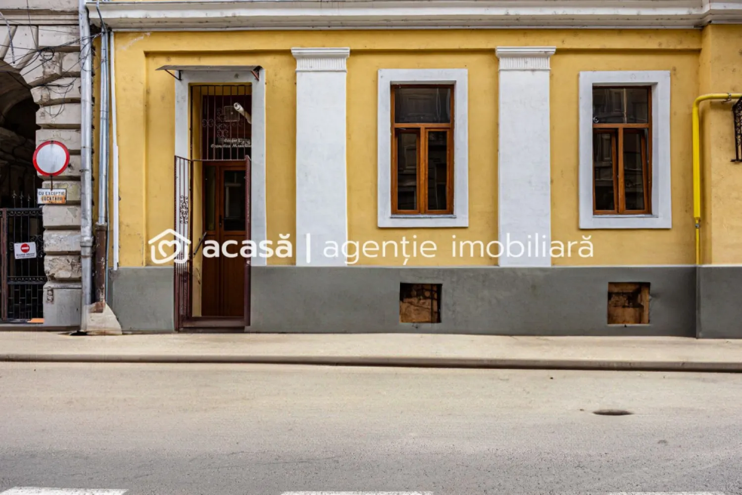 Spațiu comercial strada Episcopiei nr 1, Pregătit pt afacerea ta! - Vă propun spre achiziție un spațiu comercial într-o locație cu vad intens și accesibilitate maximă? Suprafața interioara a spațiului este de cca. 75 mp utili, situat la doar câțiva pași de Bulevardul Revoluției, Primaria Arad, una dintre cele mai circulate și apreciate zone ale orașului. Locația oferă acces direct din stradă, ideal pentru atragerea clienților cât și acces secundar din curtea imobilului. Spațiul este amenajat pentru a funcționa ca salon de înfrumusețare, având branșamente la apă și scurgere, dar se poate adapta ușor pentru: magazin, cabinet medical, birou sau reprezentanță. Vizibilitatea excelentă și fluxul constant de pietoni și mașini transformă acest imobil într-o investiție sigură și profitabilă. Nu rata ocazia de a-ți dezvolta afacerea într-un spațiu central, cu vad garantat! 📞 Contactează-mă telefonic Andrei Caracioni, 0757 662 907 pentru detalii și programarea unei vizionări. Nu dispui de toată suma? Te ajutăm noi gratuit! Îți obținem oferte de la 16 bănci. Ai o proprietate de vânzare în Arad și vrei să știi cât valorează cu adevărat? Sună-mă pentru o evaluare gratuită, fără obligații. Birou: ACASĂ | Agenție imobiliară Arad Bulevardul Decebal 2, Arad 310133 Cod proprietaate: CP2674396 }}