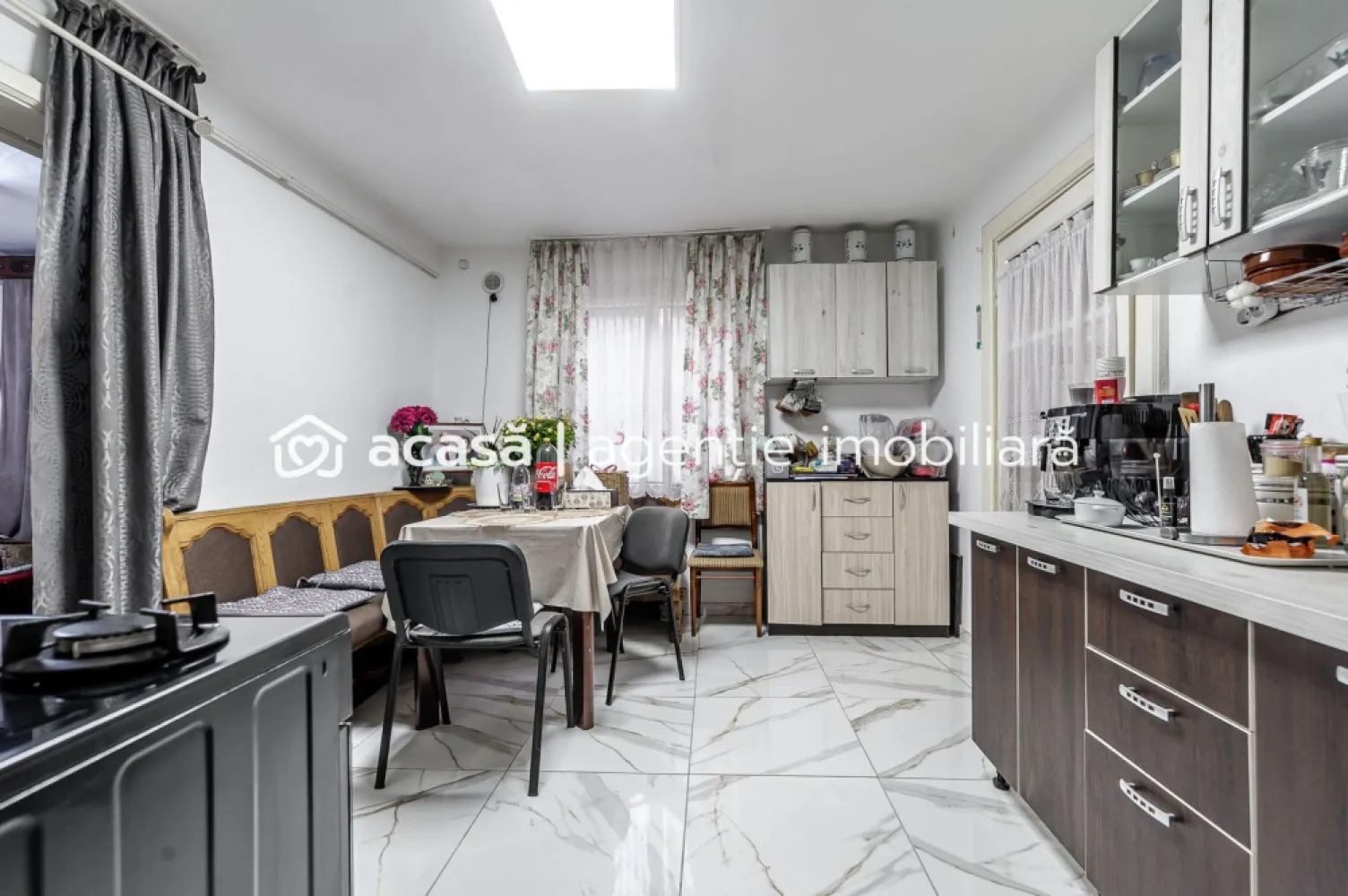 Locuință pentru familie mare apartament la casă, cu teren, Bujac. - Cauți o locuință spațioasă pentru familia ta, dar bugetul nu îți permite o casă individuală? Acest apartament de 6 camere situat într-o casă în Bujac, strada Progresului, îți oferă exact echilibrul perfect între confortul unei case și prețul unui apartament. Proprietatea beneficiază de 363 mp de teren din totalul de 508 mp, suficient pentru a crea o zonă de relaxare, loc de joacă pentru copii sau chiar o mică grădină de familie. Atmosfera este una liniștită, ideală pentru o familie mare. În curte există un singur vecin (apartamentul de la mansardă, complet separat), iar spațiul tău îți oferă intimitate, libertate și posibilitatea de amenajare după bunul plac. Apartamentul este racordat la gaze naturale, cu încălzire prin sobe de teracotă, iar anexele din spate pot fi transformate într-un spațiu util sau recreativ. Prețul este mai mult decât corect, doar 675 €/mp util, la care se adaugă terenul! 📞 Contact: Andrei Caracioni Telefon 0757 662 907 Programează o vizionare și descoperă cum poți oferi familiei tale o casă adevărată, fără a depăși bugetul! Cod proprietate: CP2773005 }}