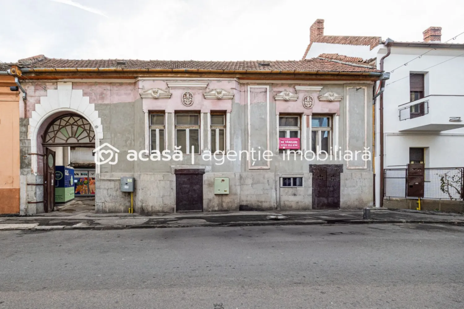 Proiect de clinică sau birouri în centru – casă cu demisol, de renovat - Cauți un imobil central pe care să îl modelezi exact pe nevoile businessului tău? ✔ 519 mp construiti + demisol, potriviți pentru cabinete sau spatii de birouri (aprox. 12 camere/încăperi) ✔ curte interioară, ideală pentru acces separat clienți / personal sau câteva locuri de parcare ✔ casă interbelică, cu tavane înalte și ferestre mari – imagine reprezentativă pentru clinică sau firmă de servicii ✔ preț de achiziție în jur de 237.000 euro, astfel încât rămâne buget pentru renovare și dotări ✔ poziție centrală, cu transport în comun și instituții la câteva minute Imobilul necesită renovare completă, ceea ce îți permite să îți faci exact circuitele și finisajele de care ai nevoie. Pentru detalii și vizionare: Sebastian Nica – 0722 252 639 Nu dispui de toată suma? Te ajutăm noi gratuit! Îți obținem oferte de la 16 bănci. Ai o proprietate de vânzare în Arad și vrei să știi cât valorează cu adevărat? Sună-mă pentru o evaluare gratuită, fără obligații. Birou: ACASĂ | Agenție imobiliară Arad Bulevardul Decebal 2, Arad 310133 Cod proprietate: CP2816353 }}