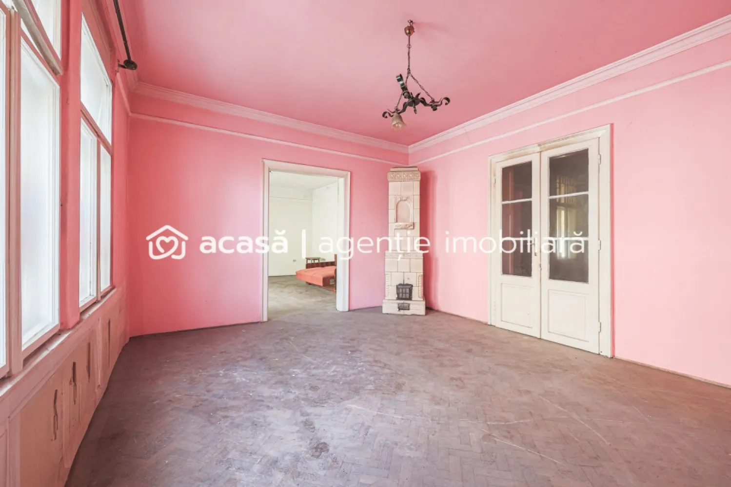 Proiect de clinică sau birouri în centru – casă cu demisol, de renovat - Cauți un imobil central pe care să îl modelezi exact pe nevoile businessului tău? ✔ 519 mp construiti + demisol, potriviți pentru cabinete sau spatii de birouri (aprox. 12 camere/încăperi) ✔ curte interioară, ideală pentru acces separat clienți / personal sau câteva locuri de parcare ✔ casă interbelică, cu tavane înalte și ferestre mari – imagine reprezentativă pentru clinică sau firmă de servicii ✔ preț de achiziție în jur de 237.000 euro, astfel încât rămâne buget pentru renovare și dotări ✔ poziție centrală, cu transport în comun și instituții la câteva minute Imobilul necesită renovare completă, ceea ce îți permite să îți faci exact circuitele și finisajele de care ai nevoie. Pentru detalii și vizionare: Sebastian Nica – 0722 252 639 Nu dispui de toată suma? Te ajutăm noi gratuit! Îți obținem oferte de la 16 bănci. Ai o proprietate de vânzare în Arad și vrei să știi cât valorează cu adevărat? Sună-mă pentru o evaluare gratuită, fără obligații. Birou: ACASĂ | Agenție imobiliară Arad Bulevardul Decebal 2, Arad 310133 Cod proprietate: CP2816353 }}