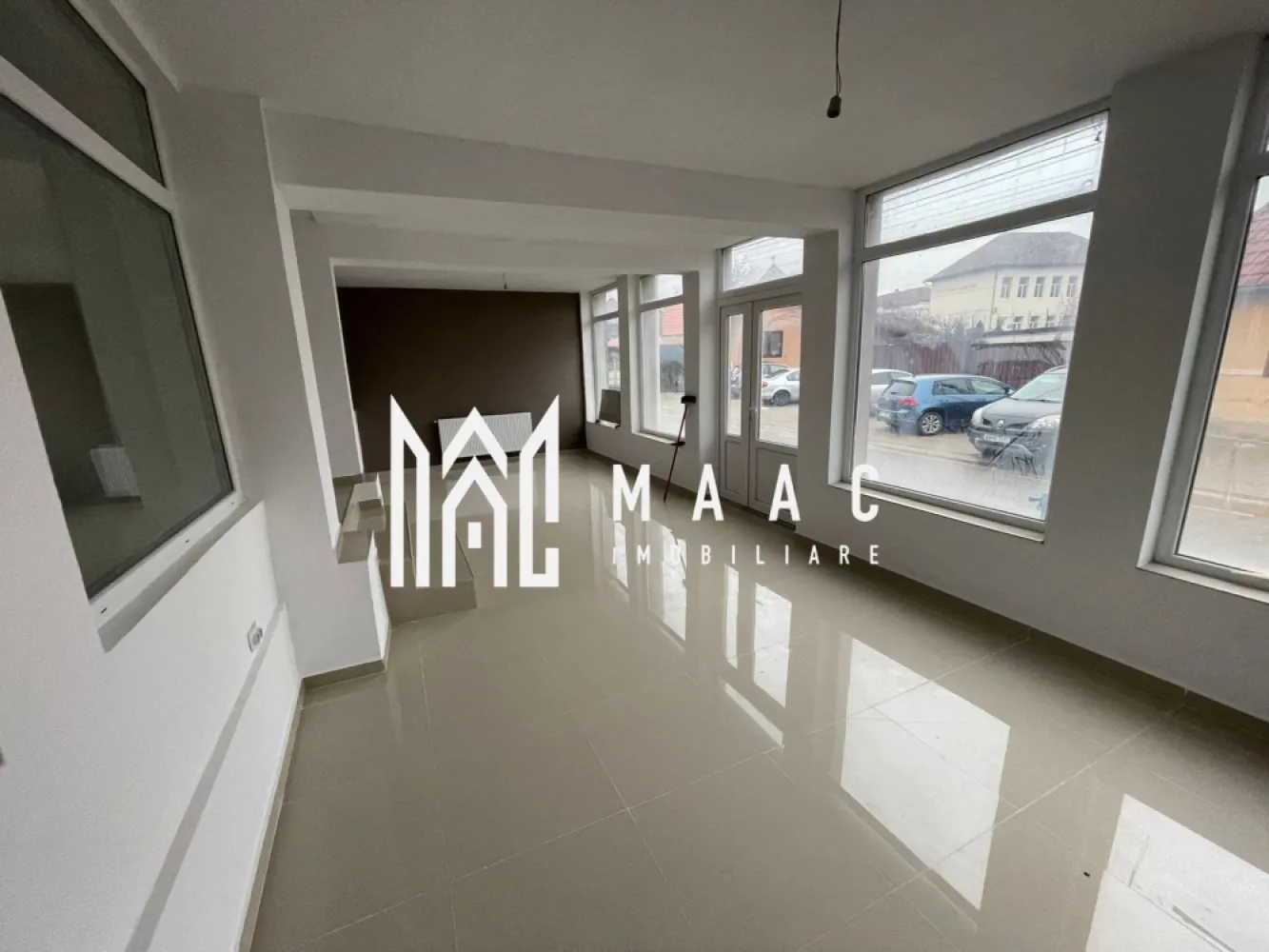 Spațiu Comercial la Cheie I 180 mp I Pianu de Jos I Lângă Terenul de Golf - MAAC Imobiliare vă oferă spre vânzare un spațiu comercial finalizat „la cheie”, amplasat în comuna Pianu de Jos, județul Alba, într-o zonă cu vizibilitate excelentă și potențial comercial ridicat. Proprietatea beneficiază de acces rapid către două repere majore: terenul de golf „Paul Tomiță”, aflat la aproximativ 2,5 km, și autostrada A10, situată la doar 3 km, asigurând conexiune directă atât cu Alba Iulia, cât și cu restul județului. Caracteristici ale proprietății Suprafață utilă totală: 180 mp, împărțită în două spații distincte, fiecare cu carte funciară separată: Corp 1: 120 mp Corp 2: 60 mp Spațiu predat la cheie, complet funcțional și conectat la toate utilitățile necesare (apă, gaz, curent, canalizare) Peste 7 încăperi, oferind multiple posibilități de utilizare comercială sau administrativă Posibilitate de recompartimentare, în funcție de nevoile viitorului proprietar Hornuri funcționale, pretabile pentru instalarea de șeminee pe lemne — un avantaj rar care permite crearea unei atmosfere premium, ideale pentru activități turistice sau de servicii Încălzire prin calorifere, alimentate de centrală termică proprie Curte cu acces auto (potrivită pentru aprovizionare, parcare sau activități conexe) Pivniță utilă pentru stocare, depozitare sau spațiu tehnic Avantaje majore ale zonei Apropierea de Clubul de Golf „Paul Tomiță”, un punct de atracție turistică și sportivă cu tradiție, generând un flux constant de vizitatori și potențiali clienți Acces rapid la autostrada A10, ceea ce facilitează transportul de marfă și mobilitatea clienților sau angajaților Zonă în plină dezvoltare, cu potențial pentru servicii turistice, comerciale, birouri sau activități mixte Localizare într-un cadru natural plăcut, cu avantajul comunității locale stabile și al traficului constant Flexibilitate în utilizare Datorită celor peste 7 încăperi, spațiul permite o varietate de funcțiuni: showroom birouri spații de servicii cabinet medical / veterinar mică producție spațiu pentru activități turistice sau recreaționale Recompartimentarea este posibilă și ușor de realizat datorită structurii favorabile. Metode de achiziție Proprietatea poate fi vândută împreună sau separat, în funcție de interesul cumpărătorului. În ceea ce privește modalitățile de plată, se acceptă plata integrală, achiziție prin credit bancar, iar pentru investitorii care preferă flexibilitatea tehnologiilor moderne, tranzacția poate fi realizată inclusiv prin criptomonede — o soluție adaptată pieței actuale și orientată spre viitor. Acest spațiu comercial reprezintă o oportunitate completă: poziție excelentă, suprafață generoasă, compartimentare flexibilă, dotări la cheie și deschidere către multiple activități comerciale sau investiționale. Proximitatea față de cel mai vechi teren de golf din România și accesul rapid la autostradă transformă proprietatea într-un activ cu valoare reală și potențial de creștere. Pentru detalii suplimentare, te rugăm sa specifici CP2816287. }}