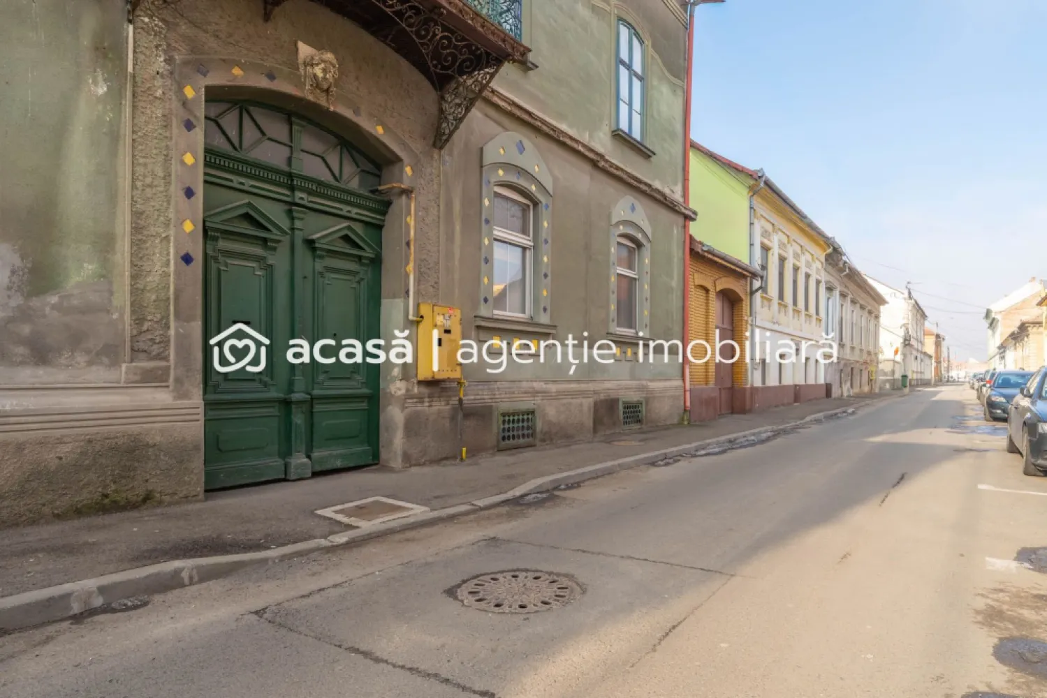 Apartament central la casă, spațios, ideal pentru familie numeroasă. - Vă oferim un apartament care să ofere spațiu real, intimitate și posibilitatea de a-l amenaja exact așa cum îți dorești? Arad, strada Emanoil Gojdu, zona Pieței Catedralei Această proprietate este gândită pentru familii care vor mai mult decât un apartament standard. Apartamentul dispune de 4 camere bine proporționate, dintre care 2 dormitoare, fiecare cu anticameră proprie, oferind funcționalitate și confort pentru întreaga familie. Bucătăria este spațioasă și are ieșire directă către o terasă cu grădină mică, un avantaj rar, perfect pentru relaxare, joacă sau mese în aer liber. ✔ spațiu amplu, rar întâlnit în apartamente (suprafața interioară de 122 mp utili) ✔ compartimentare practică, ideală pentru familii cu copii ✔ acces la grădină proprie ✔ posibilitate de amenajare după propriul gust ✔ zonă accesibilă, cu vecini de calitate ✔ calorifere cu centrală proprie pe gaz ✔ ferestre PVC Este genul de locuință care îți permite să creezi „acasă”, nu doar să te muți. 📞 Pentru detalii complete și programarea unei vizionări, contactează-mă: Andrei Caracioni – consultant imobiliar Acasa Arad 📱 0757 662 907 Nu dispui de toată suma? Te ajutăm noi gratuit! Îți obținem oferte de la 16 bănci. Birou: ACASĂ | Agenție imobiliară Arad Bulevardul Decebal 2, Arad 310133 Cod proprietate: CP2796533 }}