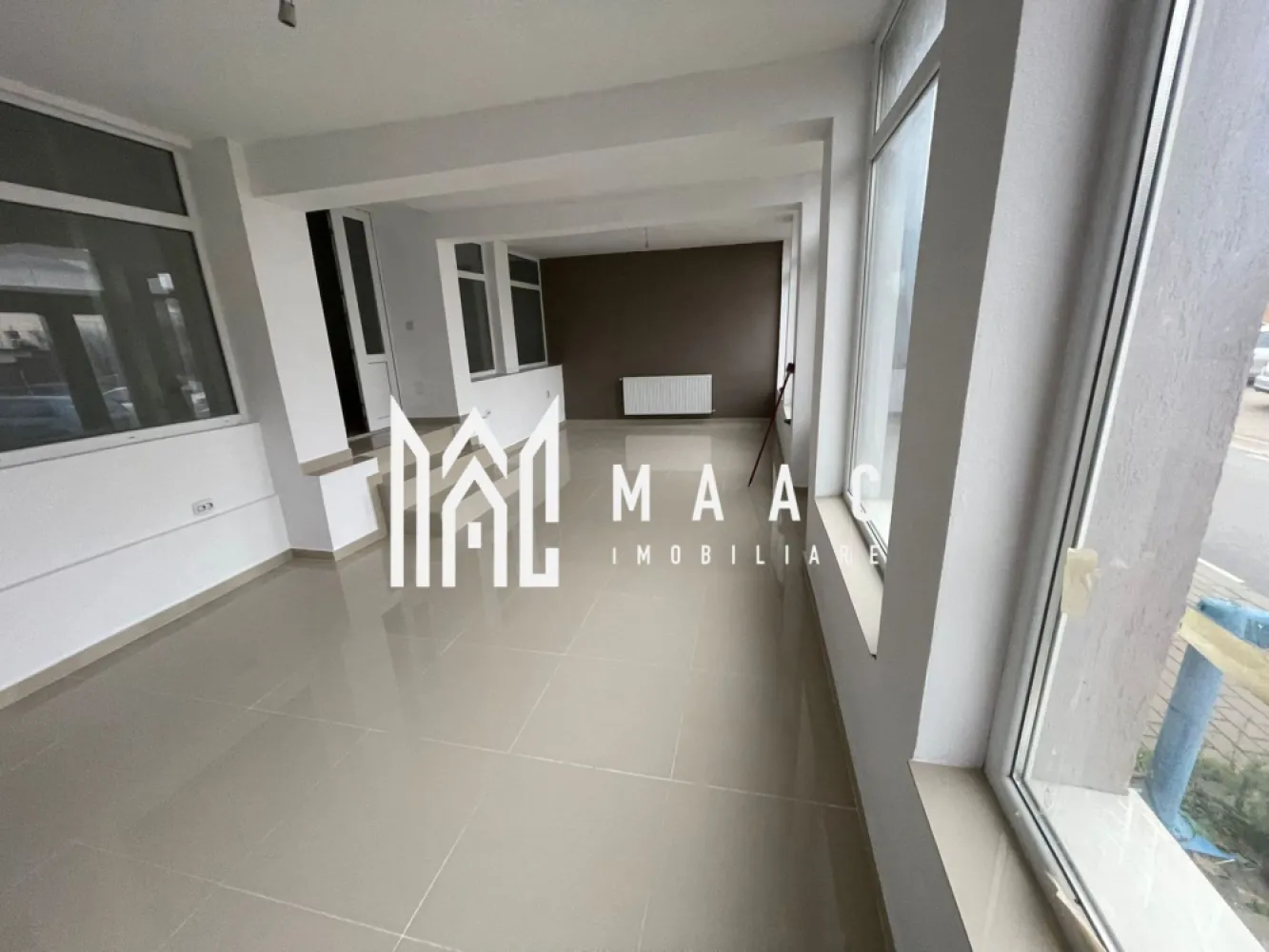 Spațiu Comercial la Cheie I 180 mp I Pianu de Jos I Lângă Terenul de Golf - MAAC Imobiliare vă oferă spre vânzare un spațiu comercial finalizat „la cheie”, amplasat în comuna Pianu de Jos, județul Alba, într-o zonă cu vizibilitate excelentă și potențial comercial ridicat. Proprietatea beneficiază de acces rapid către două repere majore: terenul de golf „Paul Tomiță”, aflat la aproximativ 2,5 km, și autostrada A10, situată la doar 3 km, asigurând conexiune directă atât cu Alba Iulia, cât și cu restul județului. Caracteristici ale proprietății Suprafață utilă totală: 180 mp, împărțită în două spații distincte, fiecare cu carte funciară separată: Corp 1: 120 mp Corp 2: 60 mp Spațiu predat la cheie, complet funcțional și conectat la toate utilitățile necesare (apă, gaz, curent, canalizare) Peste 7 încăperi, oferind multiple posibilități de utilizare comercială sau administrativă Posibilitate de recompartimentare, în funcție de nevoile viitorului proprietar Hornuri funcționale, pretabile pentru instalarea de șeminee pe lemne — un avantaj rar care permite crearea unei atmosfere premium, ideale pentru activități turistice sau de servicii Încălzire prin calorifere, alimentate de centrală termică proprie Curte cu acces auto (potrivită pentru aprovizionare, parcare sau activități conexe) Pivniță utilă pentru stocare, depozitare sau spațiu tehnic Avantaje majore ale zonei Apropierea de Clubul de Golf „Paul Tomiță”, un punct de atracție turistică și sportivă cu tradiție, generând un flux constant de vizitatori și potențiali clienți Acces rapid la autostrada A10, ceea ce facilitează transportul de marfă și mobilitatea clienților sau angajaților Zonă în plină dezvoltare, cu potențial pentru servicii turistice, comerciale, birouri sau activități mixte Localizare într-un cadru natural plăcut, cu avantajul comunității locale stabile și al traficului constant Flexibilitate în utilizare Datorită celor peste 7 încăperi, spațiul permite o varietate de funcțiuni: showroom birouri spații de servicii cabinet medical / veterinar mică producție spațiu pentru activități turistice sau recreaționale Recompartimentarea este posibilă și ușor de realizat datorită structurii favorabile. Metode de achiziție Proprietatea poate fi vândută împreună sau separat, în funcție de interesul cumpărătorului. În ceea ce privește modalitățile de plată, se acceptă plata integrală, achiziție prin credit bancar, iar pentru investitorii care preferă flexibilitatea tehnologiilor moderne, tranzacția poate fi realizată inclusiv prin criptomonede — o soluție adaptată pieței actuale și orientată spre viitor. Acest spațiu comercial reprezintă o oportunitate completă: poziție excelentă, suprafață generoasă, compartimentare flexibilă, dotări la cheie și deschidere către multiple activități comerciale sau investiționale. Proximitatea față de cel mai vechi teren de golf din România și accesul rapid la autostradă transformă proprietatea într-un activ cu valoare reală și potențial de creștere. Pentru detalii suplimentare, te rugăm sa specifici CP2816287. }}