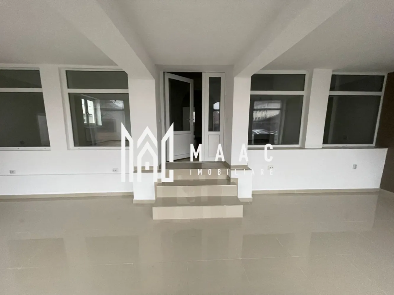 Spațiu Comercial la Cheie I 180 mp I Pianu de Jos I Lângă Terenul de Golf - MAAC Imobiliare vă oferă spre vânzare un spațiu comercial finalizat „la cheie”, amplasat în comuna Pianu de Jos, județul Alba, într-o zonă cu vizibilitate excelentă și potențial comercial ridicat. Proprietatea beneficiază de acces rapid către două repere majore: terenul de golf „Paul Tomiță”, aflat la aproximativ 2,5 km, și autostrada A10, situată la doar 3 km, asigurând conexiune directă atât cu Alba Iulia, cât și cu restul județului. Caracteristici ale proprietății Suprafață utilă totală: 180 mp, împărțită în două spații distincte, fiecare cu carte funciară separată: Corp 1: 120 mp Corp 2: 60 mp Spațiu predat la cheie, complet funcțional și conectat la toate utilitățile necesare (apă, gaz, curent, canalizare) Peste 7 încăperi, oferind multiple posibilități de utilizare comercială sau administrativă Posibilitate de recompartimentare, în funcție de nevoile viitorului proprietar Hornuri funcționale, pretabile pentru instalarea de șeminee pe lemne — un avantaj rar care permite crearea unei atmosfere premium, ideale pentru activități turistice sau de servicii Încălzire prin calorifere, alimentate de centrală termică proprie Curte cu acces auto (potrivită pentru aprovizionare, parcare sau activități conexe) Pivniță utilă pentru stocare, depozitare sau spațiu tehnic Avantaje majore ale zonei Apropierea de Clubul de Golf „Paul Tomiță”, un punct de atracție turistică și sportivă cu tradiție, generând un flux constant de vizitatori și potențiali clienți Acces rapid la autostrada A10, ceea ce facilitează transportul de marfă și mobilitatea clienților sau angajaților Zonă în plină dezvoltare, cu potențial pentru servicii turistice, comerciale, birouri sau activități mixte Localizare într-un cadru natural plăcut, cu avantajul comunității locale stabile și al traficului constant Flexibilitate în utilizare Datorită celor peste 7 încăperi, spațiul permite o varietate de funcțiuni: showroom birouri spații de servicii cabinet medical / veterinar mică producție spațiu pentru activități turistice sau recreaționale Recompartimentarea este posibilă și ușor de realizat datorită structurii favorabile. Metode de achiziție Proprietatea poate fi vândută împreună sau separat, în funcție de interesul cumpărătorului. În ceea ce privește modalitățile de plată, se acceptă plata integrală, achiziție prin credit bancar, iar pentru investitorii care preferă flexibilitatea tehnologiilor moderne, tranzacția poate fi realizată inclusiv prin criptomonede — o soluție adaptată pieței actuale și orientată spre viitor. Acest spațiu comercial reprezintă o oportunitate completă: poziție excelentă, suprafață generoasă, compartimentare flexibilă, dotări la cheie și deschidere către multiple activități comerciale sau investiționale. Proximitatea față de cel mai vechi teren de golf din România și accesul rapid la autostradă transformă proprietatea într-un activ cu valoare reală și potențial de creștere. Pentru detalii suplimentare, te rugăm sa specifici CP2816287. }}