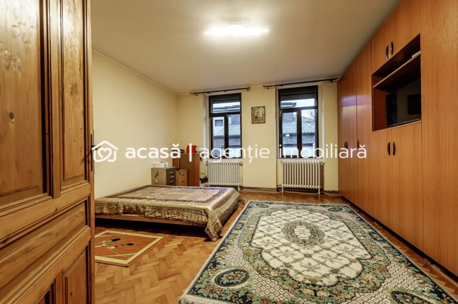 Casă în zonă liniștită, lângă Malul Mureșului cu 750 mp de teren - Preț: 190.000 € | COMISION 0% pentru cumpărător Contact: Sebastian Nica – 0722 252 639 Vă propunem spre achiziție o casă solidă din cărămidă, cu 4 camere, amplasată într-una dintre cele mai apreciate zone ale Aradului – Malul Mureșului, aproape de centru, școală, grădiniță și supermarket. Proprietate singur în curte, oferă intimitate totală și un teren generos de 750 mp, perfect pentru familie, grădinărit, spațiu de joacă sau extinderi ulterioare. Un avantaj major îl reprezintă posibilitatea de compartimentare în două apartamente separate, fiecare cu câte două camere – ideal pentru familii extinse sau două generații. Casa este dotată cu centrală pe gaz și centralaă pe lemne, oferind flexibilitate și costuri controlate. Caracteristici principale: Casă solidă din cărămidă 4 camere spațioase Teren 750 mp, singur în curte Zonă liniștită, aproape de Malul Mureșului 2 sisteme de încălzire: gaz + lemne Acces auto în curte Posibilitate de împărțire în 2 apartamente (2+2 camere) Ideală pentru locuire, investiție sau familie extinsă Avantaje cheie: Locație premium, aproape de natură și de centru Intimitate și liniște Flexibilitate mare de compartimentare, potrivită și pentru două generații Curte mare, ideală pentru proiecte viitoare Pentru detalii și vizionare: Sebastian Nica – 0722 252 639 Nu dispui de toată suma? Te ajutăm noi gratuit! Îți obținem oferte de la 16 bănci. Ai o proprietate de vânzare în Arad și vrei să știi cât valorează cu adevărat? Sună-mă pentru o evaluare gratuită, fără obligații. Birou: ACASĂ | Agenție imobiliară Arad Bulevardul Decebal 2, Arad 310133 }}