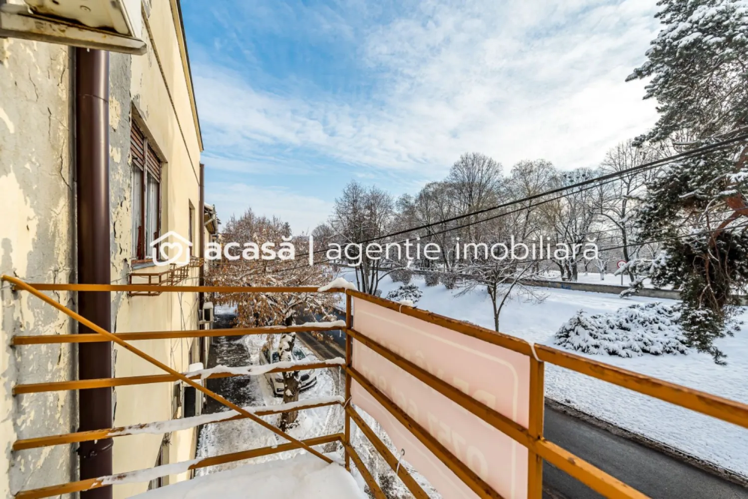 Vila individuala de exceptie Praporgescu Malul Mureșului - Sunt zone în Arad unde proprietățile individuale ajung foarte rar pe piață. Praporgescu, malul Mureșului, este una dintre acestea. Vila este listată pentru prima dată, într-o poziție de referință, cu deschidere către faleză, parc și oraș. Poziționare pe colț, cu dublă deschidere și acces separat: fațada principală către Splaiul Praporgescu, iar accesul pietonal și auto din strada I.C. Brătianu Zonă exclusivistă, cu foarte puține imobile individuale și fără clădiri înalte. Vizibilitate, intimitate și statut Construcția este dispusă pe demisol, parter înalt și etaj, fiecare nivel este deservit de casa scării, permițând compartimentarea în două spații complet independente. Această configurație face imobilul ideal pentru utilizări mixte: *locuință premium pe un nivel *birouri, reprezentanță sau clinică pe un alt nivel *sau două unități funcționale complet separate Terenul are o suprafață de 493 mp și include: *2 garaje generoase *spațiu pentru zonă verde sau parcare privată Acoperișul oferă posibilitatea amenajării unei terase panoramice, cu vedere deschisă către Mureș, parc și oraș cu o perspectivă rară. Proprietatea necesită renovare și reabilitare completă, oferind libertate totală de personalizare pentru un proiect de referință. 📞 Contactează-mă acum dacă înțelegi valoarea unei locații exclusiviste care apare foarte rar la vânzare, telefon 0757.662.907 Andrei Caracioni consultant imobiliar AcasaArad. Nu dispui de toată suma? Te ajutăm noi gratuit! Îți obținem oferte de la 16 bănci. Birou: ACASĂ | Agenție imobiliară Arad Bulevardul Decebal 2, Arad 310133 Cod proprietate: CP2865351 }}