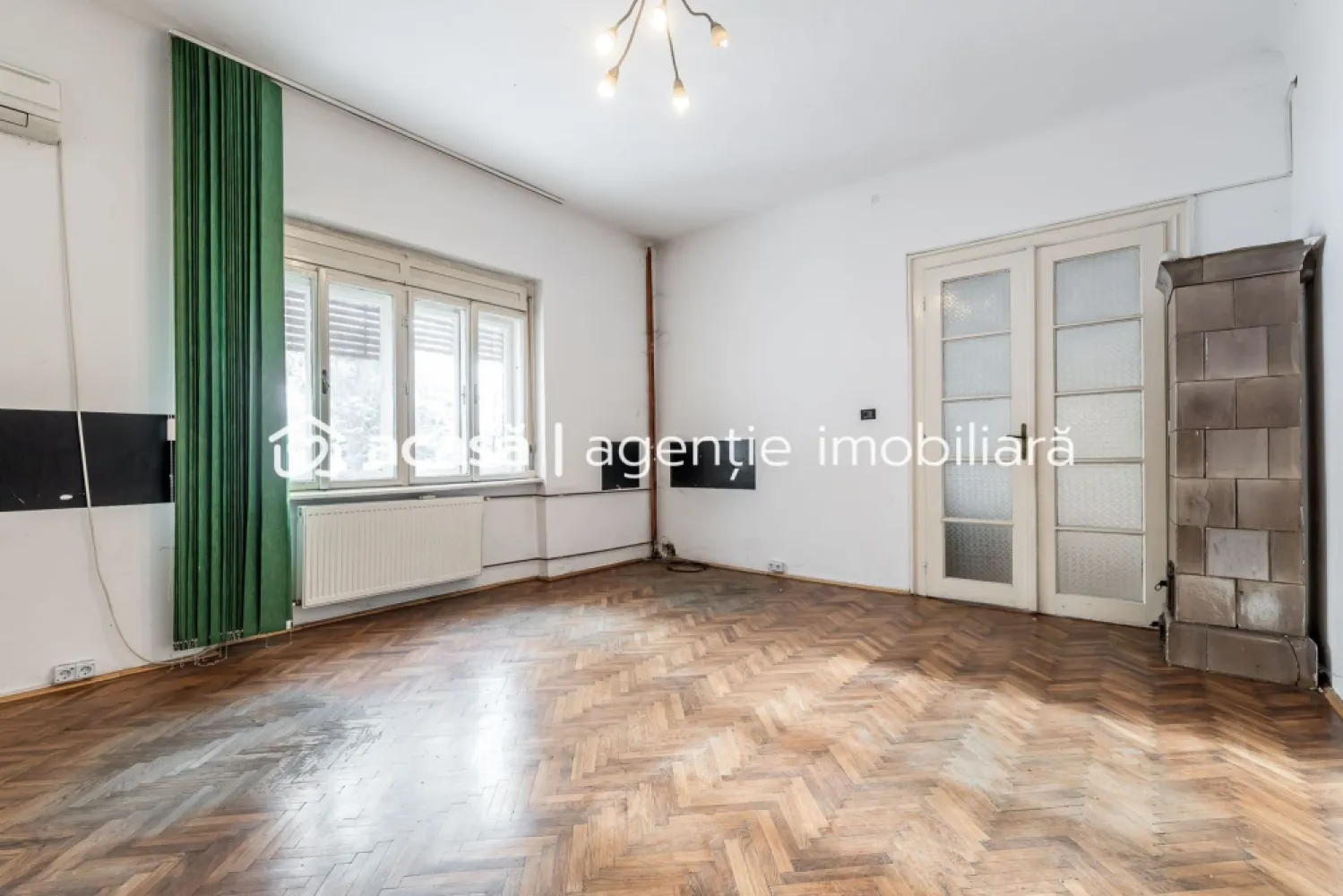 Vila individuala de exceptie Praporgescu Malul Mureșului - Sunt zone în Arad unde proprietățile individuale ajung foarte rar pe piață. Praporgescu, malul Mureșului, este una dintre acestea. Vila este listată pentru prima dată, într-o poziție de referință, cu deschidere către faleză, parc și oraș. Poziționare pe colț, cu dublă deschidere și acces separat: fațada principală către Splaiul Praporgescu, iar accesul pietonal și auto din strada I.C. Brătianu Zonă exclusivistă, cu foarte puține imobile individuale și fără clădiri înalte. Vizibilitate, intimitate și statut Construcția este dispusă pe demisol, parter înalt și etaj, fiecare nivel este deservit de casa scării, permițând compartimentarea în două spații complet independente. Această configurație face imobilul ideal pentru utilizări mixte: *locuință premium pe un nivel *birouri, reprezentanță sau clinică pe un alt nivel *sau două unități funcționale complet separate Terenul are o suprafață de 493 mp și include: *2 garaje generoase *spațiu pentru zonă verde sau parcare privată Acoperișul oferă posibilitatea amenajării unei terase panoramice, cu vedere deschisă către Mureș, parc și oraș cu o perspectivă rară. Proprietatea necesită renovare și reabilitare completă, oferind libertate totală de personalizare pentru un proiect de referință. 📞 Contactează-mă acum dacă înțelegi valoarea unei locații exclusiviste care apare foarte rar la vânzare, telefon 0757.662.907 Andrei Caracioni consultant imobiliar AcasaArad. Nu dispui de toată suma? Te ajutăm noi gratuit! Îți obținem oferte de la 16 bănci. Birou: ACASĂ | Agenție imobiliară Arad Bulevardul Decebal 2, Arad 310133 Cod proprietate: CP2865351 }}