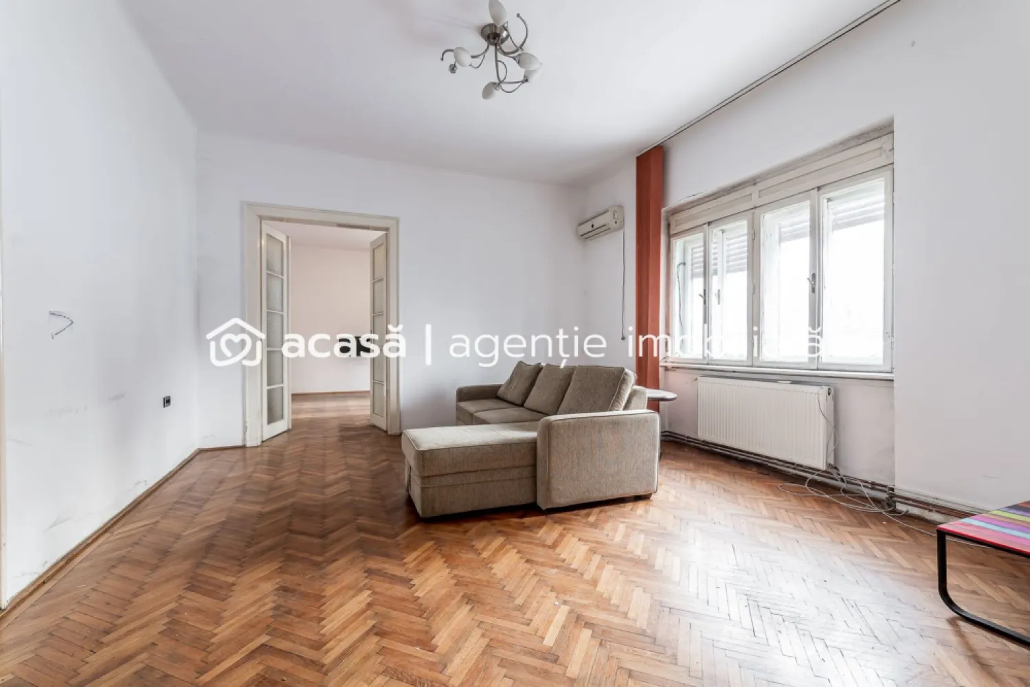 Vila individuala de exceptie Praporgescu Malul Mureșului - Sunt zone în Arad unde proprietățile individuale ajung foarte rar pe piață. Praporgescu, malul Mureșului, este una dintre acestea. Vila este listată pentru prima dată, într-o poziție de referință, cu deschidere către faleză, parc și oraș. Poziționare pe colț, cu dublă deschidere și acces separat: fațada principală către Splaiul Praporgescu, iar accesul pietonal și auto din strada I.C. Brătianu Zonă exclusivistă, cu foarte puține imobile individuale și fără clădiri înalte. Vizibilitate, intimitate și statut Construcția este dispusă pe demisol, parter înalt și etaj, fiecare nivel este deservit de casa scării, permițând compartimentarea în două spații complet independente. Această configurație face imobilul ideal pentru utilizări mixte: *locuință premium pe un nivel *birouri, reprezentanță sau clinică pe un alt nivel *sau două unități funcționale complet separate Terenul are o suprafață de 493 mp și include: *2 garaje generoase *spațiu pentru zonă verde sau parcare privată Acoperișul oferă posibilitatea amenajării unei terase panoramice, cu vedere deschisă către Mureș, parc și oraș cu o perspectivă rară. Proprietatea necesită renovare și reabilitare completă, oferind libertate totală de personalizare pentru un proiect de referință. 📞 Contactează-mă acum dacă înțelegi valoarea unei locații exclusiviste care apare foarte rar la vânzare, telefon 0757.662.907 Andrei Caracioni consultant imobiliar AcasaArad. Nu dispui de toată suma? Te ajutăm noi gratuit! Îți obținem oferte de la 16 bănci. Birou: ACASĂ | Agenție imobiliară Arad Bulevardul Decebal 2, Arad 310133 Cod proprietate: CP2865351 }}