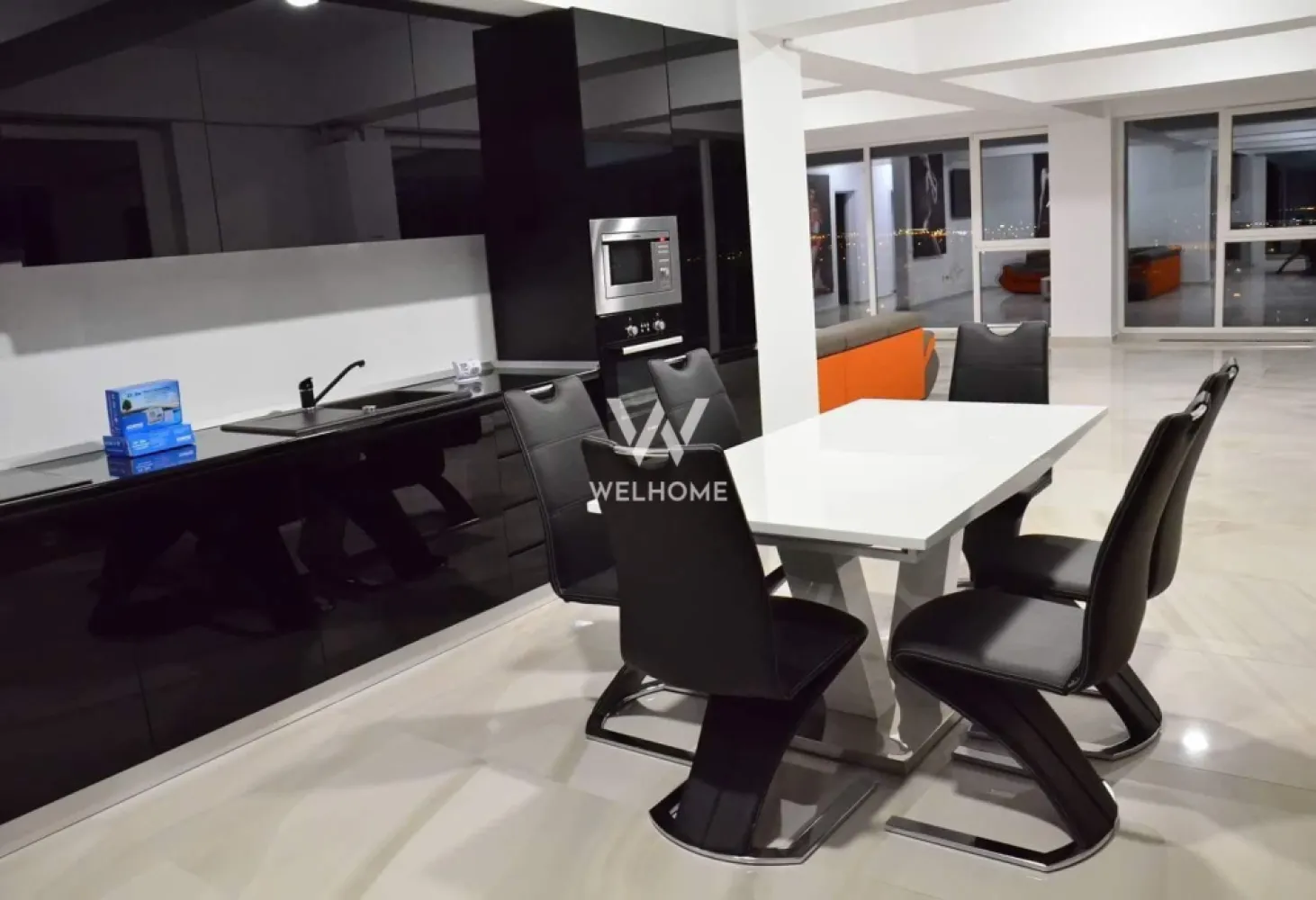 Penthouse de vanzare, 260 mp, Sibiu - Descoperă un penthouse exclusivist situat la etajul 17, în una dintre cele mai căutate zone ale Sibiului – Zona Mihai Viteazu. Această proprietate impresionantă îmbină eleganța, confortul și rafinamentul, fiind alegerea ideală pentru cei care își doresc un stil de viață premium, într-o locație excelentă. Cu o suprafață utilă generoasă de 260 mp și o terasă spectaculoasă de 40 mp, penthouse-ul oferă spații ample, luminoase și o priveliște panoramică deosebită asupra orașului. Apartamentul este compartimentat inteligent și dispune de 3 camere, dintre care 2 dormitoare imense, o bucătărie complet echipată și 2 băi moderne, amenajate la standarde superioare. Proprietatea se vinde complet mobilată și utilată, fiecare detaliu fiind ales cu atenție pentru a oferi un ambient sofisticat și confort maxim. Finisajele de lux, materialele premium, mobilierul de calitate superioară și electrocasnicele moderne transformă acest penthouse într-o locuință exclusivistă, pregătită pentru mutare imediată. Zona Mihai Viteazu este recunoscută pentru accesul rapid către principalele puncte de interes ale orașului: centre comerciale, școli, restaurante, clinici, spații verzi și mijloace de transport în comun. Poziționarea excelentă oferă atât liniște și confort, cât și conectivitate rapidă către centrul orașului și zonele de business, făcând din această proprietate o investiție sigură și valoroasă. Acest penthouse reprezintă o oportunitate rară pe piața imobiliară din Sibiu – un apartament de lux, spațios, elegant și situat într-o zonă premium, ideal atât pentru locuire, cât și pentru investiție. Pret: 260.000 euro, negociabil Detalii si vizionare: 0740066818, Cristina }}