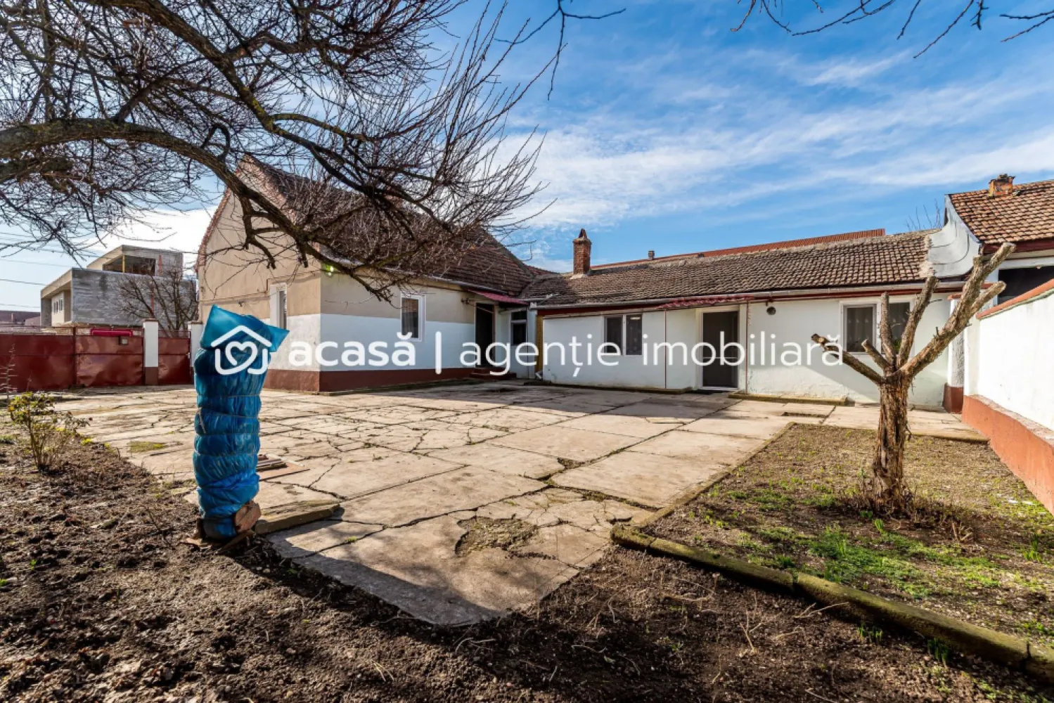 VÂNDUT! Casă cu teren 846 mp Micalaca, Strada Lipovei. - PROPRIETATE VÂNDUTÂ! Casă cu teren generos în Arad, Micalaca – strada Lipovei, într-o zonă rezidențială exclusivă, apreciată pentru liniște, acces rapid și vecinătăți de calitate. Detalii proprietate: Suprafață teren: 846 mp Front stradal: 20 m – ideal pentru construcție casă nouă sau reamenajare Construcție existentă: casă veche, cu posibilitate de renovare sau demolare și construire casă modernă Utilități racordate: apă, canalizare, gaz, curent Stradă lată, aerisită, cu spații verzi și trafic redus Poziționare excelentă: paralelă cu Calea Radnei, cu acces rapid spre centrul orașului și ieșirea spre Deva Zonă exclusiv rezidențială cu case și vile de calitate Teren drept și proporționat, ideal pentru locuință sau investiție Această proprietate este perfectă pentru: ✔️ o familie care dorește o casă spațioasă într-o zonă căutată ✔️ investitori care vor să construiască o locuință modernă într-o locație premium ✔️ oricine apreciază potențialul unui teren mare, utilități racordate și acces facil 📞 Pentru detalii și vizionări: Andrei Caracioni telefon: 0757 662 907 Nu dispui de toată suma? Te ajutăm noi gratuit! Îți obținem oferte de la 16 bănci. Birou: ACASĂ | Agenție imobiliară Arad Bulevardul Decebal 2, Arad 310133 Cod proprietate: CP2875436 }}