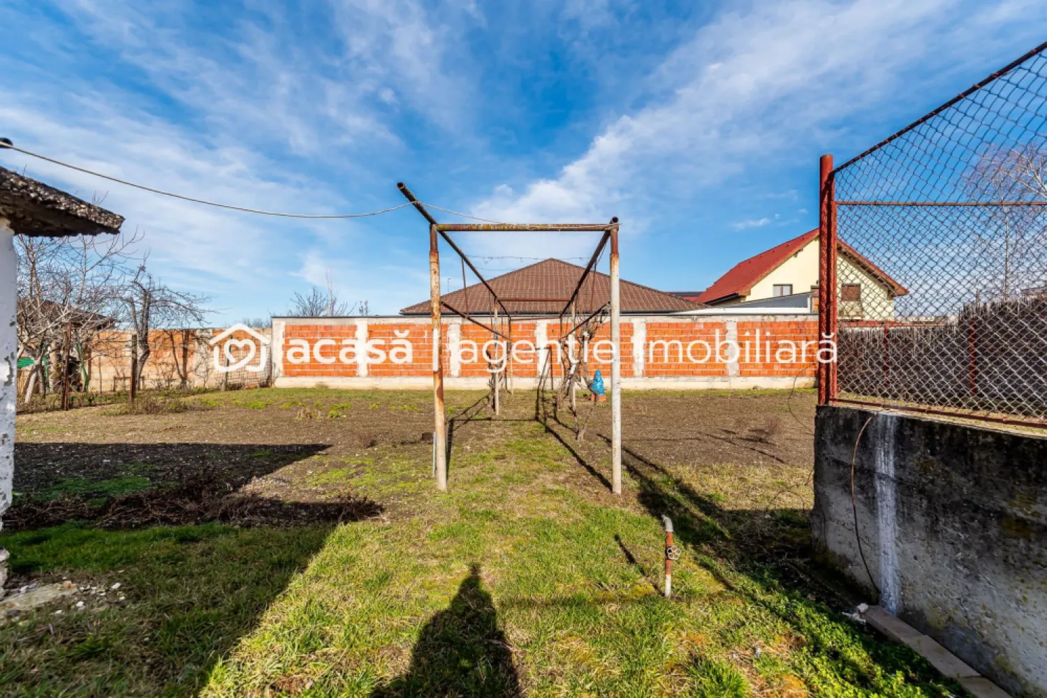 VÂNDUT! Casă cu teren 846 mp Micalaca, Strada Lipovei. - PROPRIETATE VÂNDUTÂ! Casă cu teren generos în Arad, Micalaca – strada Lipovei, într-o zonă rezidențială exclusivă, apreciată pentru liniște, acces rapid și vecinătăți de calitate. Detalii proprietate: Suprafață teren: 846 mp Front stradal: 20 m – ideal pentru construcție casă nouă sau reamenajare Construcție existentă: casă veche, cu posibilitate de renovare sau demolare și construire casă modernă Utilități racordate: apă, canalizare, gaz, curent Stradă lată, aerisită, cu spații verzi și trafic redus Poziționare excelentă: paralelă cu Calea Radnei, cu acces rapid spre centrul orașului și ieșirea spre Deva Zonă exclusiv rezidențială cu case și vile de calitate Teren drept și proporționat, ideal pentru locuință sau investiție Această proprietate este perfectă pentru: ✔️ o familie care dorește o casă spațioasă într-o zonă căutată ✔️ investitori care vor să construiască o locuință modernă într-o locație premium ✔️ oricine apreciază potențialul unui teren mare, utilități racordate și acces facil 📞 Pentru detalii și vizionări: Andrei Caracioni telefon: 0757 662 907 Nu dispui de toată suma? Te ajutăm noi gratuit! Îți obținem oferte de la 16 bănci. Birou: ACASĂ | Agenție imobiliară Arad Bulevardul Decebal 2, Arad 310133 Cod proprietate: CP2875436 }}