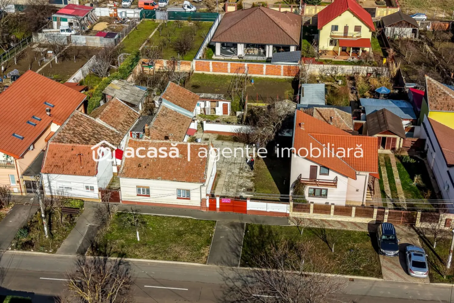 VÂNDUT! Casă cu teren 846 mp Micalaca, Strada Lipovei. - PROPRIETATE VÂNDUTÂ! Casă cu teren generos în Arad, Micalaca – strada Lipovei, într-o zonă rezidențială exclusivă, apreciată pentru liniște, acces rapid și vecinătăți de calitate. Detalii proprietate: Suprafață teren: 846 mp Front stradal: 20 m – ideal pentru construcție casă nouă sau reamenajare Construcție existentă: casă veche, cu posibilitate de renovare sau demolare și construire casă modernă Utilități racordate: apă, canalizare, gaz, curent Stradă lată, aerisită, cu spații verzi și trafic redus Poziționare excelentă: paralelă cu Calea Radnei, cu acces rapid spre centrul orașului și ieșirea spre Deva Zonă exclusiv rezidențială cu case și vile de calitate Teren drept și proporționat, ideal pentru locuință sau investiție Această proprietate este perfectă pentru: ✔️ o familie care dorește o casă spațioasă într-o zonă căutată ✔️ investitori care vor să construiască o locuință modernă într-o locație premium ✔️ oricine apreciază potențialul unui teren mare, utilități racordate și acces facil 📞 Pentru detalii și vizionări: Andrei Caracioni telefon: 0757 662 907 Nu dispui de toată suma? Te ajutăm noi gratuit! Îți obținem oferte de la 16 bănci. Birou: ACASĂ | Agenție imobiliară Arad Bulevardul Decebal 2, Arad 310133 Cod proprietate: CP2875436 }}