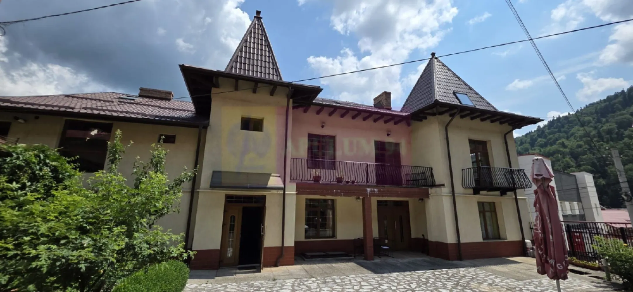 Vila de vanzare in Sinaia - Vilă de vânzare în Sinaia cu suprafață de 400 mp utili, aproape de Castelul Peleș

Agenția Imobiliară Mervani vă prezintă o proprietate deosebită, situată într-una dintre cele mai apreciate zone ale orașului Sinaia, în apropierea Castelului Peleș – o locație liniștită, elegantă și cu un farmec aparte.

Construită în anul 1930 și renovată în anul 2008, vila păstrează caracterul construcțiilor de epocă din Sinaia, fiind adaptată cerințelor actuale de confort.

Proprietatea este amplasată pe un teren în suprafață de 502 mp, cu o curte terasată, amenajată practic, având atât acces pietonal, cât și acces auto.

Vila are un regim de înălțime D + P + E + Mansardă și oferă o suprafață utilă generoasă de aproximativ 400 mp, fiind potrivită atât pentru rezidență permanentă, casă de vacanță, cât și pentru investiție turistică.

Compartimentare:

Demisol – 114 mp
Demisolul beneficiază de acces atât din interiorul vilei, cât și de acces separat direct din stradă, ceea ce oferă multiple posibilități de utilizare.

Spațiul este amenajat cu pardoseală din gresie, încălzire prin calorifere, centrală termică proprie, chiuvetă și scurgere. În prezent este utilizat ca spațiu de depozitare, dar poate fi adaptat pentru alte funcționalități.

Parter – 113 mp
Parterul este format din:

 hol generos cu acces direct din curte;
 3 dormitoare;
 3 grupuri sanitare;
 spațiu tehnic;
 acces secundar;
 scară de acces către etaj;
 scară de acces către demisol.

Etaj – 113 mp
Un nivel luminos și bine compartimentat, compus din:

 hol generos cu balcon;
 dormitor;
 dormitor cu două balcoane;
 dormitor cu balcon propriu;
 hol de acces;
 grup sanitar;
 zonă de luat masa;
 bucătărie;
 baie cu cadă.

Pardoseala este finisată cu parchet, oferind un ambient cald și primitor.

Mansardă – 70 mp
Un spațiu cochet, amenajat eficient, cu ferestre Velux și zone de depozitare, compus din:

 dormitor;
 cameră de zi cu suprafață generoasă;
 baie cu cadă.

Detalii tehnice:

 construcție solidă din cărămidă;
 fundație din beton cu piatră;
 planșeu din lemn între parter, etaj și mansardă;
 tâmplărie PVC cu geam termopan;
 termosistem exterior;
 încălzire cu 3 centrale termice și calorifere;
 branșament curent trifazat;
 racordată la rețeaua de canalizare.

Datorită suprafeței generoase, compartimentării și poziționării excelente, vila oferă un potențial ridicat pentru recompartimentare în mai multe apartamente sau transformare într-o unitate de cazare turistică.

O proprietate rară în Sinaia, într-o zonă cu istorie, aproape de unul dintre cele mai importante obiective turistice ale României – Castelul Peleș.
Agenția Imobiliară Mervani
Contact: 0729 935 536