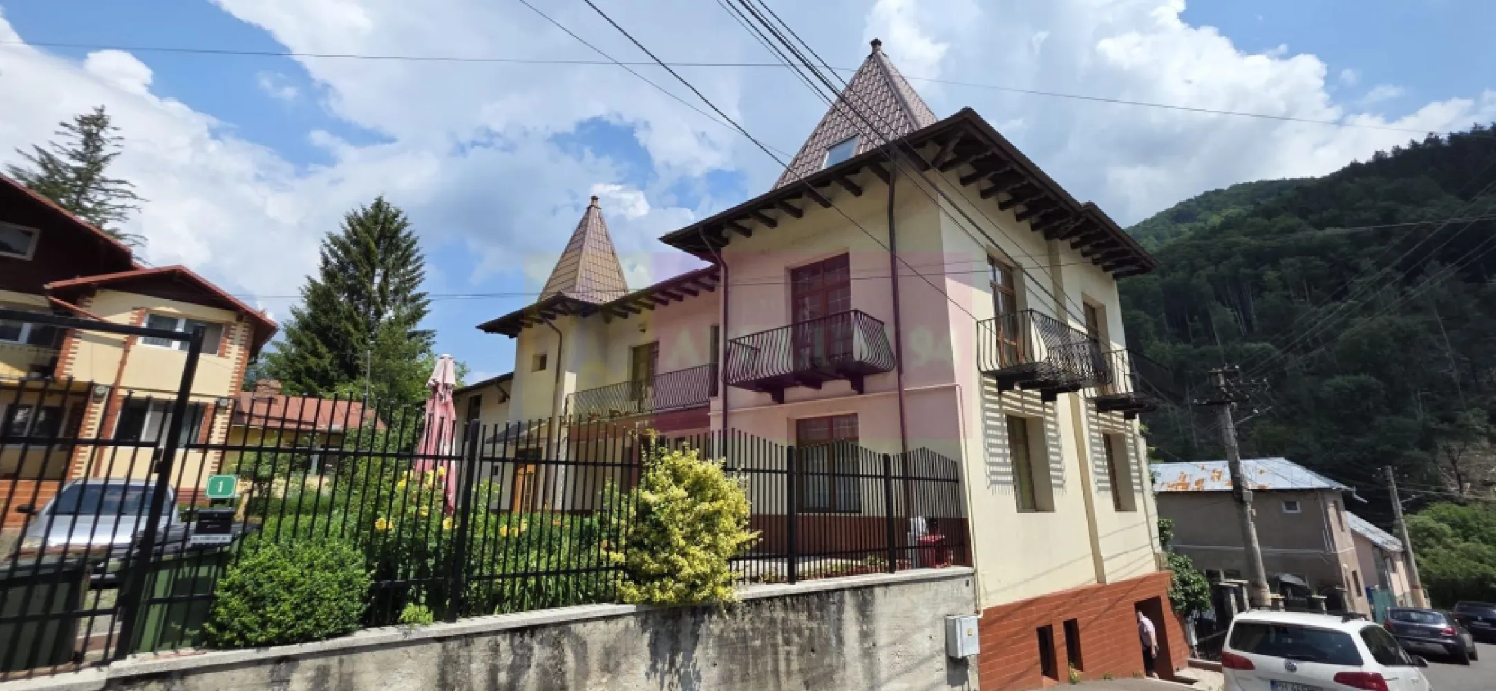 Vila de vanzare in Sinaia - Vilă de vânzare în Sinaia cu suprafață de 400 mp utili, aproape de Castelul Peleș

Agenția Imobiliară Mervani vă prezintă o proprietate deosebită, situată într-una dintre cele mai apreciate zone ale orașului Sinaia, în apropierea Castelului Peleș – o locație liniștită, elegantă și cu un farmec aparte.

Construită în anul 1930 și renovată în anul 2008, vila păstrează caracterul construcțiilor de epocă din Sinaia, fiind adaptată cerințelor actuale de confort.

Proprietatea este amplasată pe un teren în suprafață de 502 mp, cu o curte terasată, amenajată practic, având atât acces pietonal, cât și acces auto.

Vila are un regim de înălțime D + P + E + Mansardă și oferă o suprafață utilă generoasă de aproximativ 400 mp, fiind potrivită atât pentru rezidență permanentă, casă de vacanță, cât și pentru investiție turistică.

Compartimentare:

Demisol – 114 mp
Demisolul beneficiază de acces atât din interiorul vilei, cât și de acces separat direct din stradă, ceea ce oferă multiple posibilități de utilizare.

Spațiul este amenajat cu pardoseală din gresie, încălzire prin calorifere, centrală termică proprie, chiuvetă și scurgere. În prezent este utilizat ca spațiu de depozitare, dar poate fi adaptat pentru alte funcționalități.

Parter – 113 mp
Parterul este format din:

 hol generos cu acces direct din curte;
 3 dormitoare;
 3 grupuri sanitare;
 spațiu tehnic;
 acces secundar;
 scară de acces către etaj;
 scară de acces către demisol.

Etaj – 113 mp
Un nivel luminos și bine compartimentat, compus din:

 hol generos cu balcon;
 dormitor;
 dormitor cu două balcoane;
 dormitor cu balcon propriu;
 hol de acces;
 grup sanitar;
 zonă de luat masa;
 bucătărie;
 baie cu cadă.

Pardoseala este finisată cu parchet, oferind un ambient cald și primitor.

Mansardă – 70 mp
Un spațiu cochet, amenajat eficient, cu ferestre Velux și zone de depozitare, compus din:

 dormitor;
 cameră de zi cu suprafață generoasă;
 baie cu cadă.

Detalii tehnice:

 construcție solidă din cărămidă;
 fundație din beton cu piatră;
 planșeu din lemn între parter, etaj și mansardă;
 tâmplărie PVC cu geam termopan;
 termosistem exterior;
 încălzire cu 3 centrale termice și calorifere;
 branșament curent trifazat;
 racordată la rețeaua de canalizare.

Datorită suprafeței generoase, compartimentării și poziționării excelente, vila oferă un potențial ridicat pentru recompartimentare în mai multe apartamente sau transformare într-o unitate de cazare turistică.

O proprietate rară în Sinaia, într-o zonă cu istorie, aproape de unul dintre cele mai importante obiective turistice ale României – Castelul Peleș.
Agenția Imobiliară Mervani
Contact: 0729 935 536