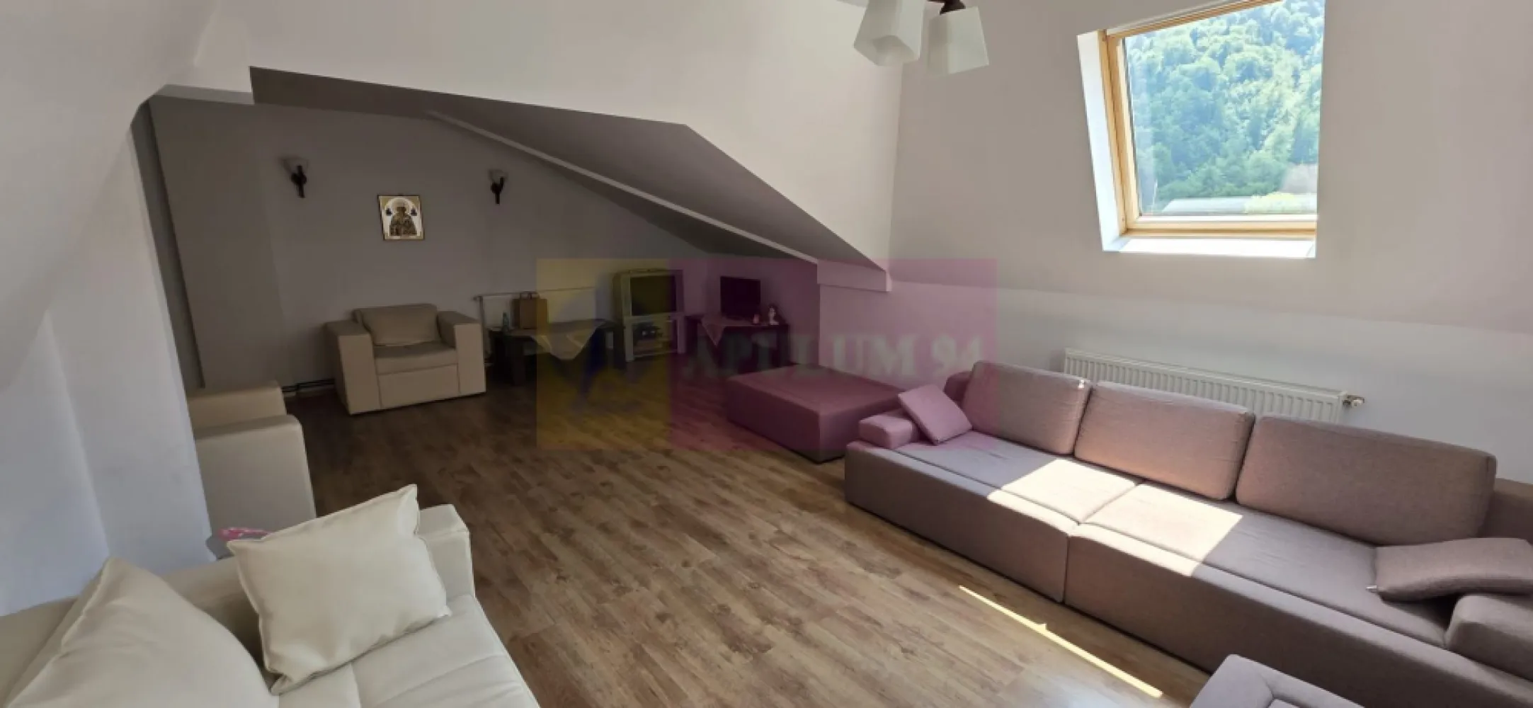 Vila de vanzare in Sinaia - Vilă de vânzare în Sinaia cu suprafață de 400 mp utili, aproape de Castelul Peleș

Agenția Imobiliară Mervani vă prezintă o proprietate deosebită, situată într-una dintre cele mai apreciate zone ale orașului Sinaia, în apropierea Castelului Peleș – o locație liniștită, elegantă și cu un farmec aparte.

Construită în anul 1930 și renovată în anul 2008, vila păstrează caracterul construcțiilor de epocă din Sinaia, fiind adaptată cerințelor actuale de confort.

Proprietatea este amplasată pe un teren în suprafață de 502 mp, cu o curte terasată, amenajată practic, având atât acces pietonal, cât și acces auto.

Vila are un regim de înălțime D + P + E + Mansardă și oferă o suprafață utilă generoasă de aproximativ 400 mp, fiind potrivită atât pentru rezidență permanentă, casă de vacanță, cât și pentru investiție turistică.

Compartimentare:

Demisol – 114 mp
Demisolul beneficiază de acces atât din interiorul vilei, cât și de acces separat direct din stradă, ceea ce oferă multiple posibilități de utilizare.

Spațiul este amenajat cu pardoseală din gresie, încălzire prin calorifere, centrală termică proprie, chiuvetă și scurgere. În prezent este utilizat ca spațiu de depozitare, dar poate fi adaptat pentru alte funcționalități.

Parter – 113 mp
Parterul este format din:

 hol generos cu acces direct din curte;
 3 dormitoare;
 3 grupuri sanitare;
 spațiu tehnic;
 acces secundar;
 scară de acces către etaj;
 scară de acces către demisol.

Etaj – 113 mp
Un nivel luminos și bine compartimentat, compus din:

 hol generos cu balcon;
 dormitor;
 dormitor cu două balcoane;
 dormitor cu balcon propriu;
 hol de acces;
 grup sanitar;
 zonă de luat masa;
 bucătărie;
 baie cu cadă.

Pardoseala este finisată cu parchet, oferind un ambient cald și primitor.

Mansardă – 70 mp
Un spațiu cochet, amenajat eficient, cu ferestre Velux și zone de depozitare, compus din:

 dormitor;
 cameră de zi cu suprafață generoasă;
 baie cu cadă.

Detalii tehnice:

 construcție solidă din cărămidă;
 fundație din beton cu piatră;
 planșeu din lemn între parter, etaj și mansardă;
 tâmplărie PVC cu geam termopan;
 termosistem exterior;
 încălzire cu 3 centrale termice și calorifere;
 branșament curent trifazat;
 racordată la rețeaua de canalizare.

Datorită suprafeței generoase, compartimentării și poziționării excelente, vila oferă un potențial ridicat pentru recompartimentare în mai multe apartamente sau transformare într-o unitate de cazare turistică.

O proprietate rară în Sinaia, într-o zonă cu istorie, aproape de unul dintre cele mai importante obiective turistice ale României – Castelul Peleș.
Agenția Imobiliară Mervani
Contact: 0729 935 536