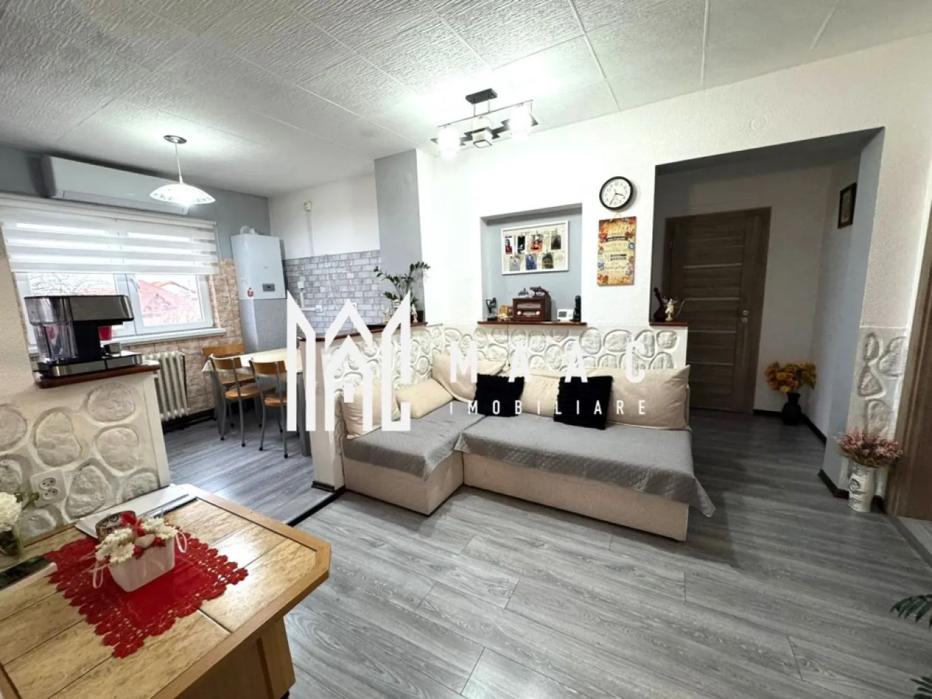 Apartament la casă I 4 camere I Curte 100 mp I Lazaret - Maac Imobiliare vă propune spre vânzare un apartament primitor, completat de curte proprie și situat într-o zonă foarte liniștită, ideală pentru familii sau pentru cei care își doresc un spațiu confortabil și bine organizat. Caracteristici principale • 3 dormitoare luminoase, potrivite pentru familie sau amenajare flexibilă (birou, dressing etc.) • Hol spațios, ce oferă o circulație facilă și o organizare eficientă a locuinței • Living cu bucătărie open-space • Balcon • Pivniță • Bucătărie de vară în curte, ideală pentru gătit în sezonul cald • Magazie pentru depozitare suplimentară • Parțial mobilat și utilat, astfel încât mutarea poate fi rapidă Disponibilitate Apartamentul este liber și pregătit pentru mutare imediată. Pentru detalii suplimentare și programarea unei vizionări, vă rugăm să menționați telefonic ID-ul anunțului: CP2815576 }}