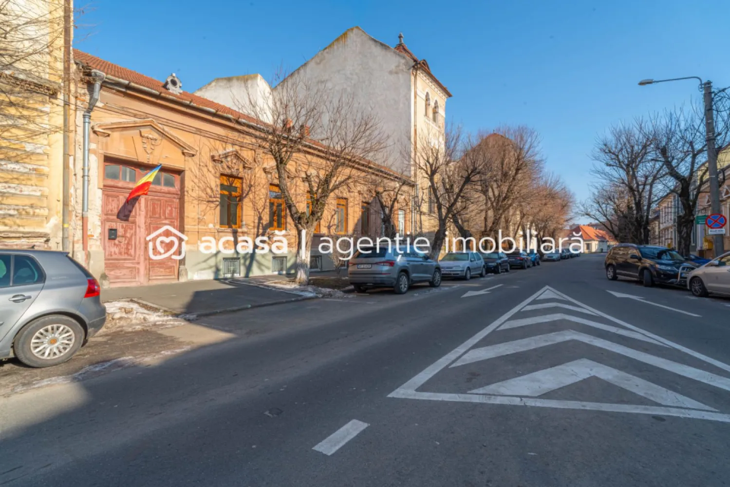 Apartament 2 camere parter înalt, amenajat complet. - Apartament cu 2 camere, situat la parter înalt, pe strada Mihai Eminescu, vis-a-vis de Restaurantul Jelen. Potrivit pentru birou, cabinet, reprezentanță sau investiție, dar și pentru locuință. ✔️ Complet renovat(60 mp utili) ✔️ Încălzire în pardoseală ✔️ Centrală proprie pe curent electric ✔️ Branșat la curent trifazic ✔️ Ferestre PVC cu geam tripan ✔️ Foarte luminos ✔️ Curte comună spațioasă Zonă accesibilă, ușor de ajuns, ideală pentru activități cu publicul. 📞 Andrei Caracioni telefon 0757 662 907 Nu dispui de toată suma? Te ajutăm noi gratuit! Îți obținem oferte de la 16 bănci. Birou: ACASĂ | Agenție imobiliară Arad Bulevardul Decebal 2, Arad 310133 Cod proprietate: CP2875528 }}