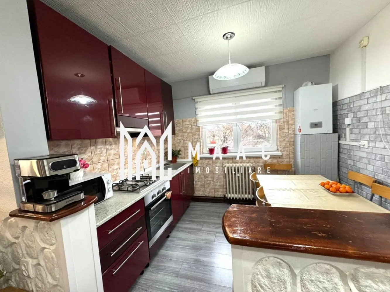 Apartament la casă I 4 camere I Curte 100 mp I Lazaret - Maac Imobiliare vă propune spre vânzare un apartament primitor, completat de curte proprie și situat într-o zonă foarte liniștită, ideală pentru familii sau pentru cei care își doresc un spațiu confortabil și bine organizat. Caracteristici principale • 3 dormitoare luminoase, potrivite pentru familie sau amenajare flexibilă (birou, dressing etc.) • Hol spațios, ce oferă o circulație facilă și o organizare eficientă a locuinței • Living cu bucătărie open-space • Balcon • Pivniță • Bucătărie de vară în curte, ideală pentru gătit în sezonul cald • Magazie pentru depozitare suplimentară • Parțial mobilat și utilat, astfel încât mutarea poate fi rapidă Disponibilitate Apartamentul este liber și pregătit pentru mutare imediată. Pentru detalii suplimentare și programarea unei vizionări, vă rugăm să menționați telefonic ID-ul anunțului: CP2815576 }}