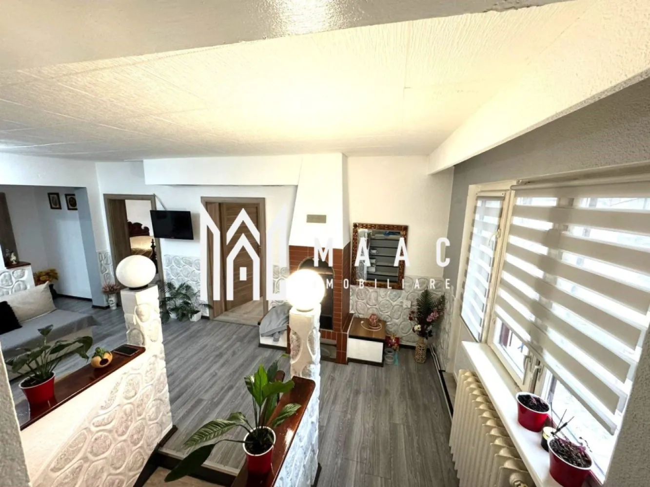 Apartament la casă I 4 camere I Curte 100 mp I Lazaret - Maac Imobiliare vă propune spre vânzare un apartament primitor, completat de curte proprie și situat într-o zonă foarte liniștită, ideală pentru familii sau pentru cei care își doresc un spațiu confortabil și bine organizat. Caracteristici principale • 3 dormitoare luminoase, potrivite pentru familie sau amenajare flexibilă (birou, dressing etc.) • Hol spațios, ce oferă o circulație facilă și o organizare eficientă a locuinței • Living cu bucătărie open-space • Balcon • Pivniță • Bucătărie de vară în curte, ideală pentru gătit în sezonul cald • Magazie pentru depozitare suplimentară • Parțial mobilat și utilat, astfel încât mutarea poate fi rapidă Disponibilitate Apartamentul este liber și pregătit pentru mutare imediată. Pentru detalii suplimentare și programarea unei vizionări, vă rugăm să menționați telefonic ID-ul anunțului: CP2815576 }}