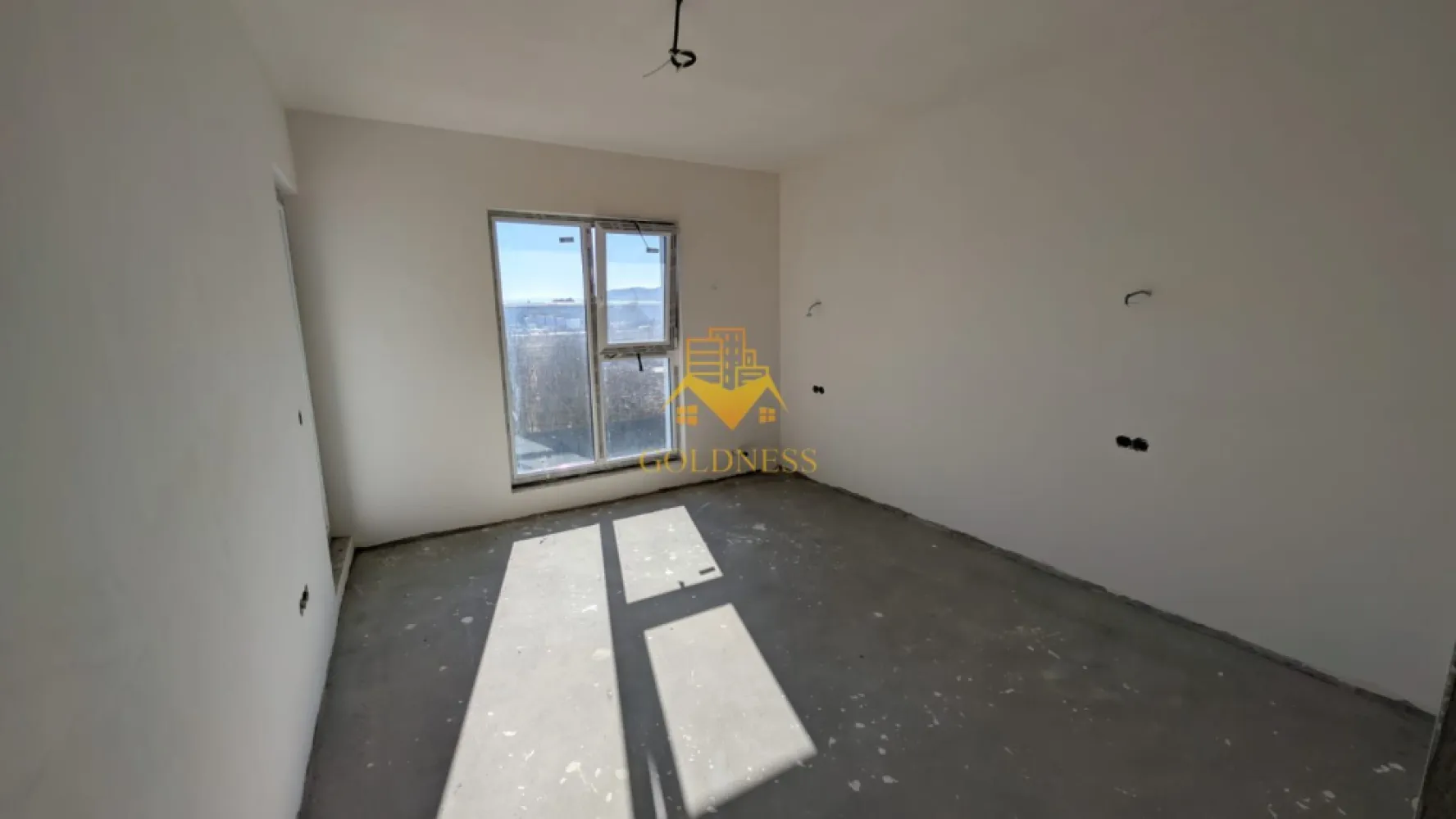 Casă individuală, 4 camere, 470 mp teren, Cluj - GOLDNESS Imobiliare vă propune spre vânzare o casă spațioasă și modernă, situată în Jucu de Mijloc, ideală pentru o familie. Proprietatea are un regim de înălțime P+E, cu o suprafață utilă de 180 mp și este amplasată pe un teren generos de 470 mp.
Casa beneficiază de încălzire prin pardoseală și este racordată la toate utilitățile necesare: apă, canalizare, curent și gaz.
Compartimentarea inteligentă este următoarea:
 Parterul include un living luminos, o bucătărie open space cu loc de luat masa, un birou, o zonă de depozitare și o baie.

 Etajul dispune de trei dormitoare (dintre care unul matrimonial), două băi și două balcoane, oferind spațiu și intimitate pentru toți membrii familiei.

 De asemenea, proprietatea beneficiază de o terasă, perfectă pentru relaxare în aer liber.

Dacă sunteți interesați de această casă și doriți mai multe detalii sau o vizionare, nu ezitați să ne contactați telefonic sau prin e-mail. Vă stăm la dispoziție!
! Comision 0% pentru cumpărător !
La pretul vânzării se adaugă TVA de 21%!