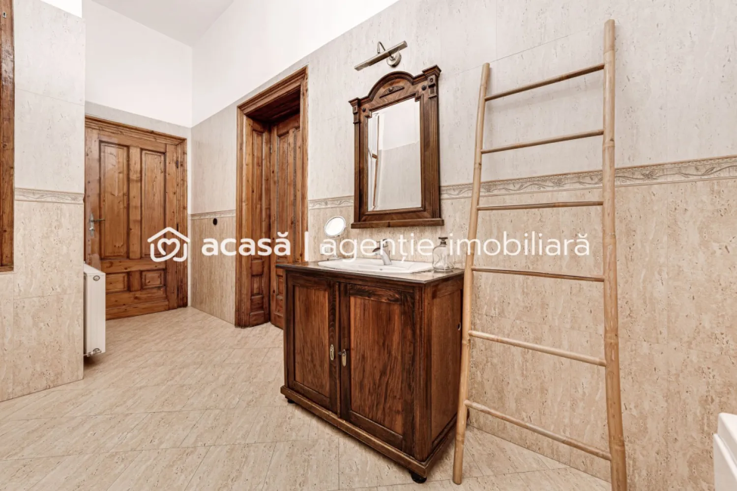 Bijuterie arhitecturală cu istorie. Confort modern, Ultracentral.