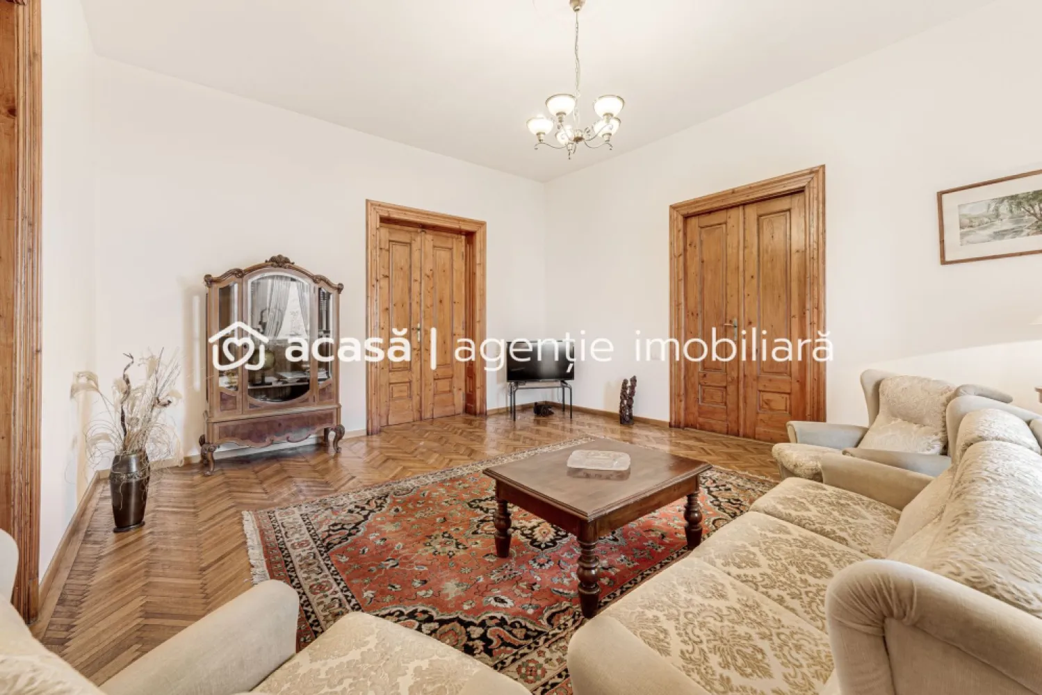 Bijuterie arhitecturală cu istorie. Confort modern, Ultracentral.