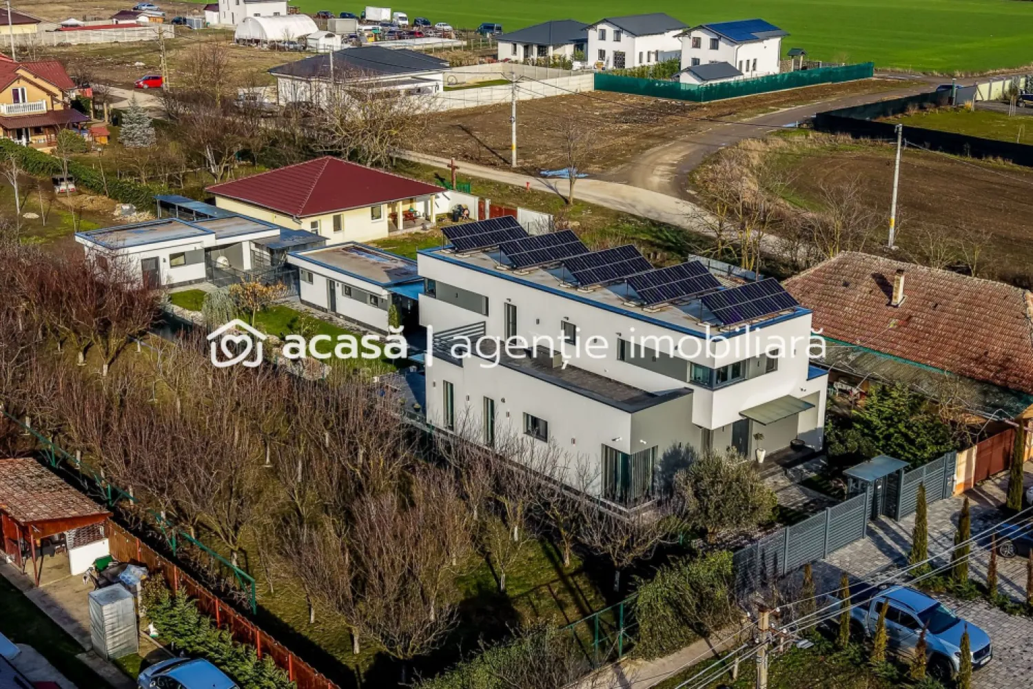 Vilă premium cu teren generos, la 10 km de Arad, Zimandcuz - Vilă modernă pentru familie, Zimandcuz Această vilă modernă, construită în 2023, situată în Zimandcuz, la doar 10 km de Arad, este gândită pentru o familie care își dorește spațiu, liniște și un stil de viață echilibrat. Amplasată într-o zonă exclusiv de case, proprietatea oferă intimitate, confort și funcționalitate, atât la interior, cât și în curte. Vila dispune 5 camere, dispusă pe Parter + Etaj și beneficiază de panouri solare, fiind aproape independentă energetic, precum și de încălzire prin pardoseală în întreaga locuință. Compartimentare practică pentru viața de familie Parterul este gândit pentru viața de zi cu zi: hol de acces bine organizat baie de serviciu bucătărie cu zonă de gătit separată și loc de luat masa living foarte spațios și luminos, cu ieșire directă către terasa din spate dormitor matrimonial cu baie și dressing propriu terasă amenajată cu BBQ și zonă verde, ideală pentru timp petrecut în familie baie de serviciu(curte) birou, perfect pentru work from home cameră tehnică și spălătorie Etajul este dedicat zonei de noapte: 2 dormitoare mari, fiecare cu dressing baie spațioasă, cu două chiuvete birou cu acces către terasă la etaj, un spațiu liniștit pentru relaxare Curte generoasă și spații utile Terenul de 800 mp este frumos amenajat și bine întreținut, oferind: spațiu verde pentru copii și relaxare spațiu de depozitare anexă spațioasă 2 padocuri încălzite pentru câini zonă de teren ideală pentru o mică gradină. Această vilă este alegerea potrivită pentru o familie care își dorește o casă modernă, bine construită, eficientă energetic, într-un mediu liniștit, aproape de Arad, unde fiecare spațiu este gândit pentru confortul de zi cu zi. 📞 Pentru vizionări și detalii, contactați-mă telefonic, Andrei Caracioni 0757 662 907. Nu dispui de toată suma? Te ajutăm noi gratuit! Îți obținem oferte de la 16 bănci. Ai o proprietate de vânzare în Arad și vrei să știi cât valorează cu adevărat? Sună-mă pentru o evaluare gratuită, fără obligații. Birou: ACASĂ | Agenție imobiliară Arad Bulevardul Decebal 2, Arad 310133 Cod proprietate: CP2885445 }}