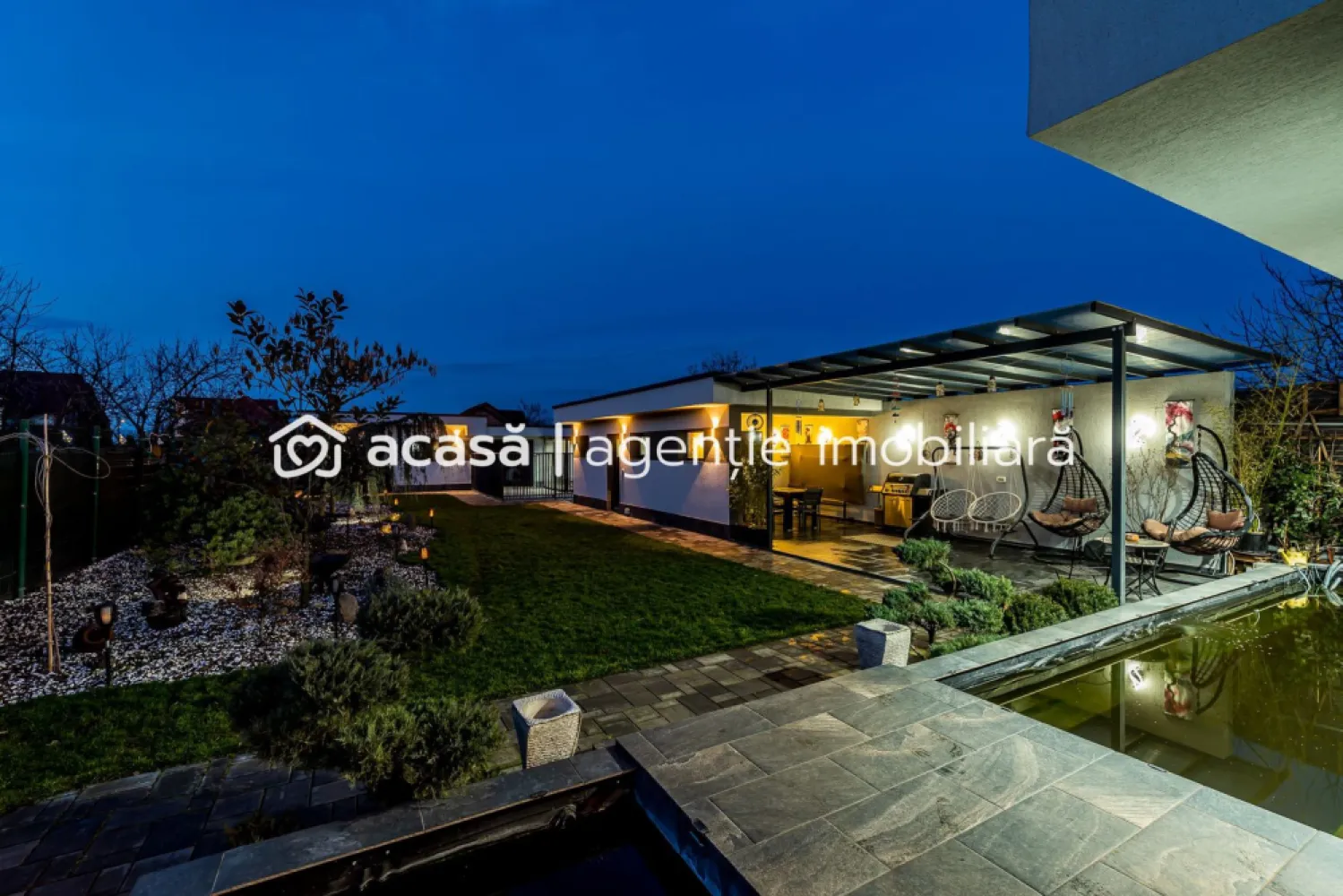 Vilă premium cu teren generos, la 10 km de Arad, Zimandcuz - Vilă modernă pentru familie, Zimandcuz Această vilă modernă, construită în 2023, situată în Zimandcuz, la doar 10 km de Arad, este gândită pentru o familie care își dorește spațiu, liniște și un stil de viață echilibrat. Amplasată într-o zonă exclusiv de case, proprietatea oferă intimitate, confort și funcționalitate, atât la interior, cât și în curte. Vila dispune 5 camere, dispusă pe Parter + Etaj și beneficiază de panouri solare, fiind aproape independentă energetic, precum și de încălzire prin pardoseală în întreaga locuință. Compartimentare practică pentru viața de familie Parterul este gândit pentru viața de zi cu zi: hol de acces bine organizat baie de serviciu bucătărie cu zonă de gătit separată și loc de luat masa living foarte spațios și luminos, cu ieșire directă către terasa din spate dormitor matrimonial cu baie și dressing propriu terasă amenajată cu BBQ și zonă verde, ideală pentru timp petrecut în familie baie de serviciu(curte) birou, perfect pentru work from home cameră tehnică și spălătorie Etajul este dedicat zonei de noapte: 2 dormitoare mari, fiecare cu dressing baie spațioasă, cu două chiuvete birou cu acces către terasă la etaj, un spațiu liniștit pentru relaxare Curte generoasă și spații utile Terenul de 800 mp este frumos amenajat și bine întreținut, oferind: spațiu verde pentru copii și relaxare spațiu de depozitare anexă spațioasă 2 padocuri încălzite pentru câini zonă de teren ideală pentru o mică gradină. Această vilă este alegerea potrivită pentru o familie care își dorește o casă modernă, bine construită, eficientă energetic, într-un mediu liniștit, aproape de Arad, unde fiecare spațiu este gândit pentru confortul de zi cu zi. 📞 Pentru vizionări și detalii, contactați-mă telefonic, Andrei Caracioni 0757 662 907. Nu dispui de toată suma? Te ajutăm noi gratuit! Îți obținem oferte de la 16 bănci. Ai o proprietate de vânzare în Arad și vrei să știi cât valorează cu adevărat? Sună-mă pentru o evaluare gratuită, fără obligații. Birou: ACASĂ | Agenție imobiliară Arad Bulevardul Decebal 2, Arad 310133 Cod proprietate: CP2885445 }}