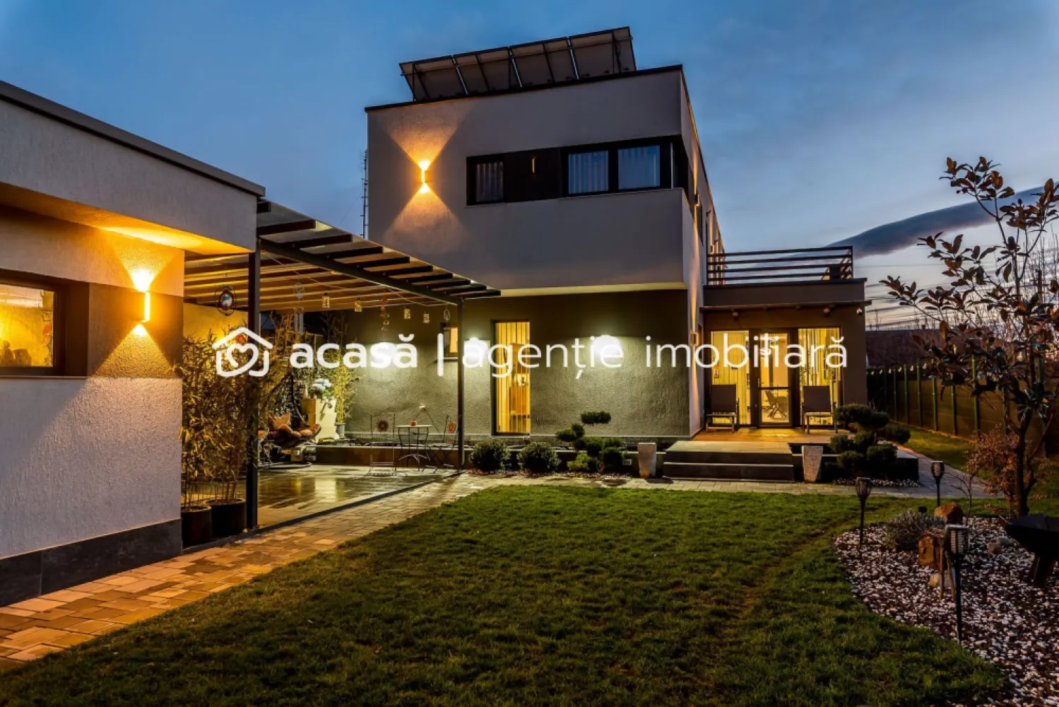 Vilă premium cu teren generos, la 10 km de Arad, Zimandcuz - Vilă modernă pentru familie, Zimandcuz Această vilă modernă, construită în 2023, situată în Zimandcuz, la doar 10 km de Arad, este gândită pentru o familie care își dorește spațiu, liniște și un stil de viață echilibrat. Amplasată într-o zonă exclusiv de case, proprietatea oferă intimitate, confort și funcționalitate, atât la interior, cât și în curte. Vila dispune 5 camere, dispusă pe Parter + Etaj și beneficiază de panouri solare, fiind aproape independentă energetic, precum și de încălzire prin pardoseală în întreaga locuință. Compartimentare practică pentru viața de familie Parterul este gândit pentru viața de zi cu zi: hol de acces bine organizat baie de serviciu bucătărie cu zonă de gătit separată și loc de luat masa living foarte spațios și luminos, cu ieșire directă către terasa din spate dormitor matrimonial cu baie și dressing propriu terasă amenajată cu BBQ și zonă verde, ideală pentru timp petrecut în familie baie de serviciu(curte) birou, perfect pentru work from home cameră tehnică și spălătorie Etajul este dedicat zonei de noapte: 2 dormitoare mari, fiecare cu dressing baie spațioasă, cu două chiuvete birou cu acces către terasă la etaj, un spațiu liniștit pentru relaxare Curte generoasă și spații utile Terenul de 800 mp este frumos amenajat și bine întreținut, oferind: spațiu verde pentru copii și relaxare spațiu de depozitare anexă spațioasă 2 padocuri încălzite pentru câini zonă de teren ideală pentru o mică gradină. Această vilă este alegerea potrivită pentru o familie care își dorește o casă modernă, bine construită, eficientă energetic, într-un mediu liniștit, aproape de Arad, unde fiecare spațiu este gândit pentru confortul de zi cu zi. 📞 Pentru vizionări și detalii, contactați-mă telefonic, Andrei Caracioni 0757 662 907. Nu dispui de toată suma? Te ajutăm noi gratuit! Îți obținem oferte de la 16 bănci. Ai o proprietate de vânzare în Arad și vrei să știi cât valorează cu adevărat? Sună-mă pentru o evaluare gratuită, fără obligații. Birou: ACASĂ | Agenție imobiliară Arad Bulevardul Decebal 2, Arad 310133 Cod proprietate: CP2885445 }}