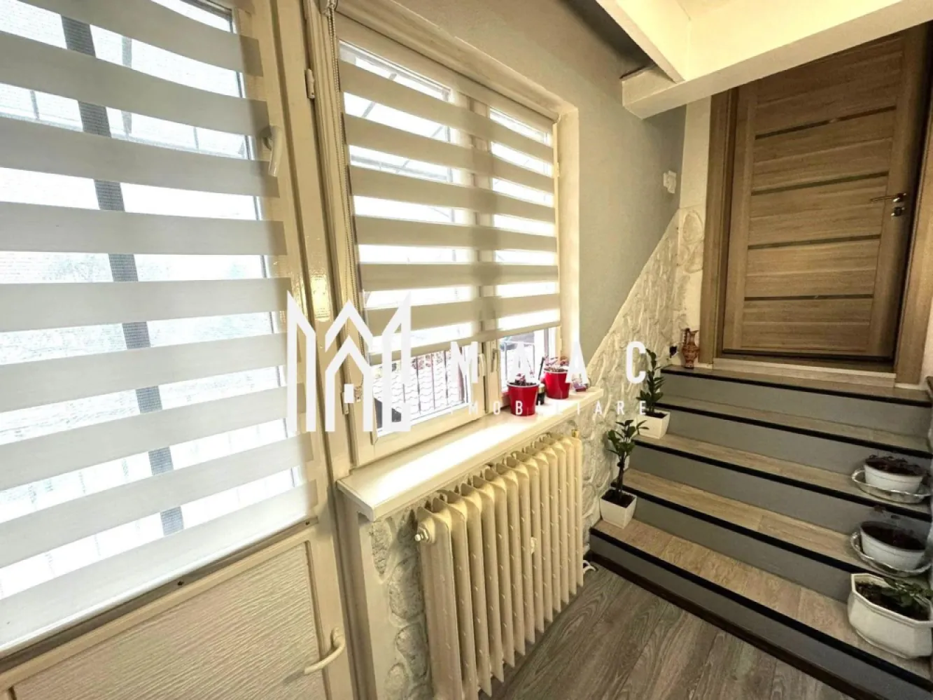 Apartament la casă I 4 camere I Curte 100 mp I Lazaret - Maac Imobiliare vă propune spre vânzare un apartament primitor, completat de curte proprie și situat într-o zonă foarte liniștită, ideală pentru familii sau pentru cei care își doresc un spațiu confortabil și bine organizat. Caracteristici principale • 3 dormitoare luminoase, potrivite pentru familie sau amenajare flexibilă (birou, dressing etc.) • Hol spațios, ce oferă o circulație facilă și o organizare eficientă a locuinței • Living cu bucătărie open-space • Balcon • Pivniță • Bucătărie de vară în curte, ideală pentru gătit în sezonul cald • Magazie pentru depozitare suplimentară • Parțial mobilat și utilat, astfel încât mutarea poate fi rapidă Disponibilitate Apartamentul este liber și pregătit pentru mutare imediată. Pentru detalii suplimentare și programarea unei vizionări, vă rugăm să menționați telefonic ID-ul anunțului: CP2815576 }}