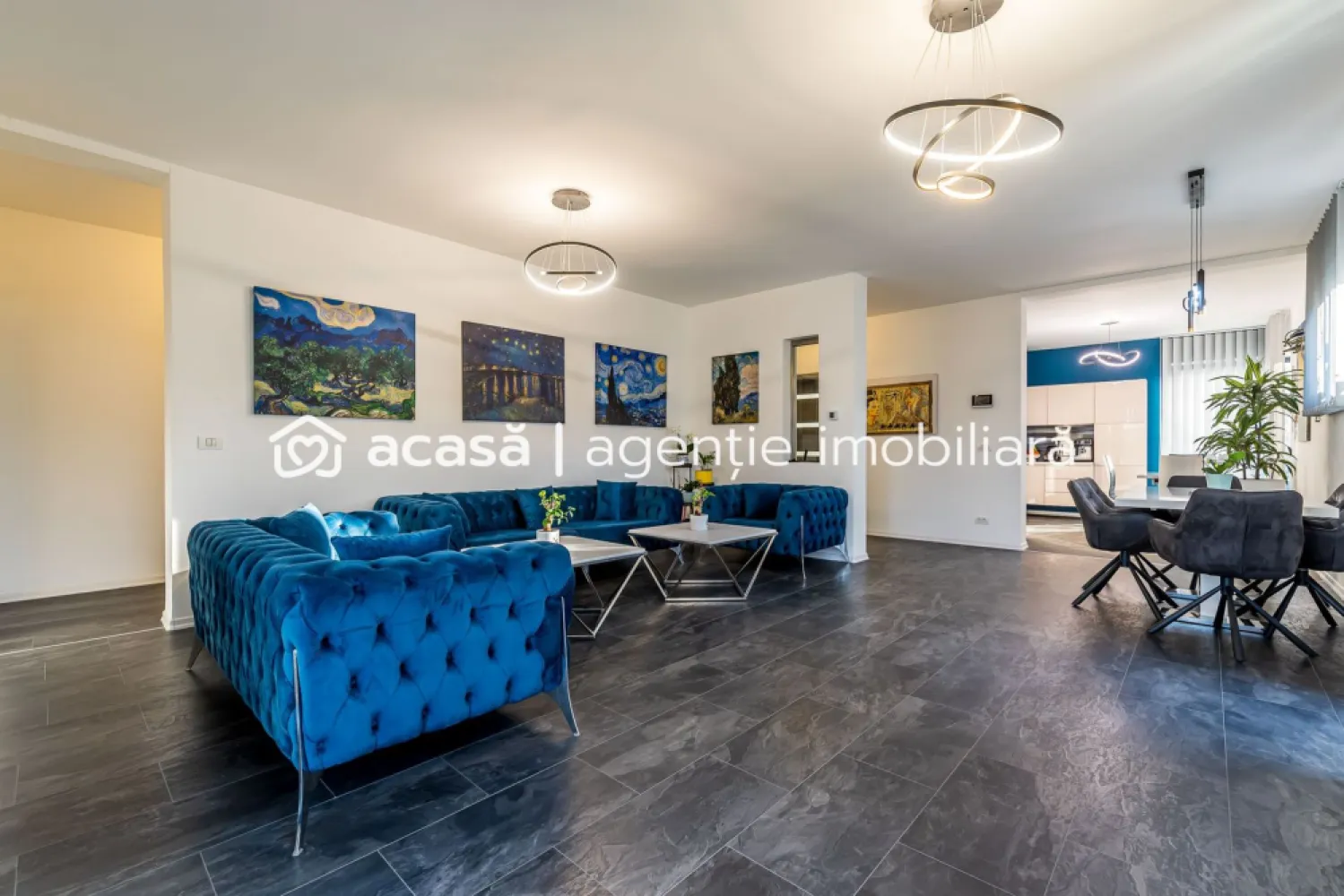 Vilă premium cu teren generos, la 10 km de Arad, Zimandcuz - Vilă modernă pentru familie, Zimandcuz Această vilă modernă, construită în 2023, situată în Zimandcuz, la doar 10 km de Arad, este gândită pentru o familie care își dorește spațiu, liniște și un stil de viață echilibrat. Amplasată într-o zonă exclusiv de case, proprietatea oferă intimitate, confort și funcționalitate, atât la interior, cât și în curte. Vila dispune 5 camere, dispusă pe Parter + Etaj și beneficiază de panouri solare, fiind aproape independentă energetic, precum și de încălzire prin pardoseală în întreaga locuință. Compartimentare practică pentru viața de familie Parterul este gândit pentru viața de zi cu zi: hol de acces bine organizat baie de serviciu bucătărie cu zonă de gătit separată și loc de luat masa living foarte spațios și luminos, cu ieșire directă către terasa din spate dormitor matrimonial cu baie și dressing propriu terasă amenajată cu BBQ și zonă verde, ideală pentru timp petrecut în familie baie de serviciu(curte) birou, perfect pentru work from home cameră tehnică și spălătorie Etajul este dedicat zonei de noapte: 2 dormitoare mari, fiecare cu dressing baie spațioasă, cu două chiuvete birou cu acces către terasă la etaj, un spațiu liniștit pentru relaxare Curte generoasă și spații utile Terenul de 800 mp este frumos amenajat și bine întreținut, oferind: spațiu verde pentru copii și relaxare spațiu de depozitare anexă spațioasă 2 padocuri încălzite pentru câini zonă de teren ideală pentru o mică gradină. Această vilă este alegerea potrivită pentru o familie care își dorește o casă modernă, bine construită, eficientă energetic, într-un mediu liniștit, aproape de Arad, unde fiecare spațiu este gândit pentru confortul de zi cu zi. 📞 Pentru vizionări și detalii, contactați-mă telefonic, Andrei Caracioni 0757 662 907. Nu dispui de toată suma? Te ajutăm noi gratuit! Îți obținem oferte de la 16 bănci. Ai o proprietate de vânzare în Arad și vrei să știi cât valorează cu adevărat? Sună-mă pentru o evaluare gratuită, fără obligații. Birou: ACASĂ | Agenție imobiliară Arad Bulevardul Decebal 2, Arad 310133 Cod proprietate: CP2885445 }}