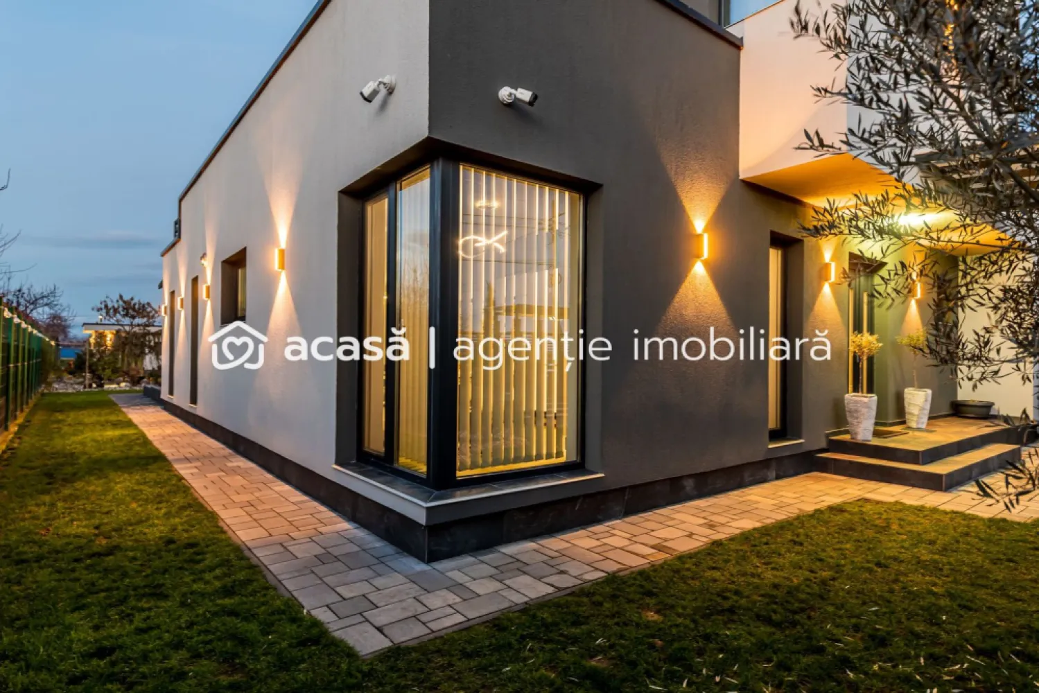 Vilă premium cu teren generos, la 10 km de Arad, Zimandcuz - Vilă modernă pentru familie, Zimandcuz Această vilă modernă, construită în 2023, situată în Zimandcuz, la doar 10 km de Arad, este gândită pentru o familie care își dorește spațiu, liniște și un stil de viață echilibrat. Amplasată într-o zonă exclusiv de case, proprietatea oferă intimitate, confort și funcționalitate, atât la interior, cât și în curte. Vila dispune 5 camere, dispusă pe Parter + Etaj și beneficiază de panouri solare, fiind aproape independentă energetic, precum și de încălzire prin pardoseală în întreaga locuință. Compartimentare practică pentru viața de familie Parterul este gândit pentru viața de zi cu zi: hol de acces bine organizat baie de serviciu bucătărie cu zonă de gătit separată și loc de luat masa living foarte spațios și luminos, cu ieșire directă către terasa din spate dormitor matrimonial cu baie și dressing propriu terasă amenajată cu BBQ și zonă verde, ideală pentru timp petrecut în familie baie de serviciu(curte) birou, perfect pentru work from home cameră tehnică și spălătorie Etajul este dedicat zonei de noapte: 2 dormitoare mari, fiecare cu dressing baie spațioasă, cu două chiuvete birou cu acces către terasă la etaj, un spațiu liniștit pentru relaxare Curte generoasă și spații utile Terenul de 800 mp este frumos amenajat și bine întreținut, oferind: spațiu verde pentru copii și relaxare spațiu de depozitare anexă spațioasă 2 padocuri încălzite pentru câini zonă de teren ideală pentru o mică gradină. Această vilă este alegerea potrivită pentru o familie care își dorește o casă modernă, bine construită, eficientă energetic, într-un mediu liniștit, aproape de Arad, unde fiecare spațiu este gândit pentru confortul de zi cu zi. 📞 Pentru vizionări și detalii, contactați-mă telefonic, Andrei Caracioni 0757 662 907. Nu dispui de toată suma? Te ajutăm noi gratuit! Îți obținem oferte de la 16 bănci. Ai o proprietate de vânzare în Arad și vrei să știi cât valorează cu adevărat? Sună-mă pentru o evaluare gratuită, fără obligații. Birou: ACASĂ | Agenție imobiliară Arad Bulevardul Decebal 2, Arad 310133 Cod proprietate: CP2885445 }}