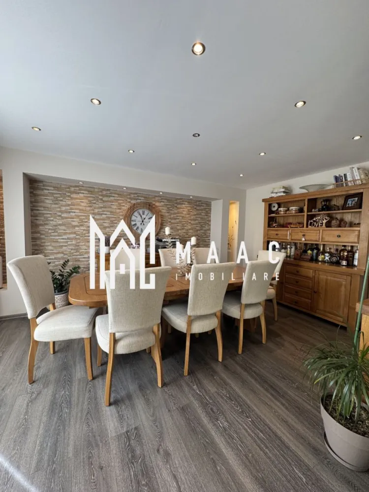 Vand | Casă britanică într-o zonă liniștită | 1000mp Teren | Puasesti-Olanesti - MAAC Imobiliare – Casă elegantă în stil britanic, 240 mp utili, teren 1.000 mp – situată la 6 km de Băile Olănești și 15 km de Râmnicu Vâlcea MAAC Imobiliare vă propune spre vânzare o proprietate cu adevărat deosebită: o casă spațioasă, luminoasă și foarte primitoare, realizată în autentic stil britanic, cu finisaje calde și mobilier din lemn masiv, care creează o atmosferă elegantă și familiară. Proprietatea are 240 mp utili, o compartimentare excelentă și un teren generos de 1.000 mp, oferind intimitate și confort într-o zonă liniștită și ușor accesibilă. Parter – spații largi și funcționale Living generos cu zonă de relaxare Dining luminos, ideal pentru mesele în familie Bucătărie închisă Dormitor ce poate fi folosit și ca birou Baie Debara pentru depozitare Etaj – zona de noapte 4 dormitoare spațioase, fiecare cu dressing Baie mare Debarale suplimentare, perfecte pentru organizare Teren și poziționare 1.000 mp de teren, ideal pentru grădină, spațiu verde sau zonă de relaxare Acces facil către: Băile Olănești – 6 km Râmnicu Vâlcea – 15 km Un cămin cald și elegant Incalzire : Centrala Gaz Proprie , Sistem Panouri fotovoltaice 11 kw Mobilierul din lemn masiv, compartimentarea bine gândită și arhitectura britanică transformă această casă într-o locuință cu personalitate, perfectă pentru cei care caută confort și rafinament. CP2815421 }}