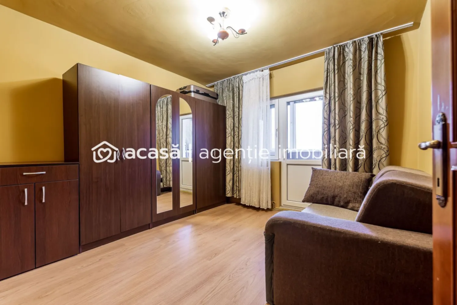 Apartament 3 camere,3 balcoane, lângă Malul Mureșului - Vă prezentăm un apartament bine poziționat, cu 3 camere decomandate, situat la etajul 3/4, într-un imobil amplasat într-o zonă rezidențială stabilă - Cartier Alfa, Arad Preț de listare: 82.500 € | COMISION 0% Contact: Sebastian Nica 0722252639 Avantaje principale: - Trei balcoane: două închise, unul deschis - Luminozitate naturală excelentă - Compartimentare eficientă, ideală pentru familie - Proximitate față de malul Mureșului și Lunca Mureșului - Acces facil la mijloace de transport și facilități urbane Proprietatea este potrivită atât pentru locuire, cât și pentru investiție. Preț de listare: 82.500 € 📞 Sebastian Nica – 0722252639 Nu dispui de toată suma? Te ajutăm noi gratuit! Îți obținem oferte de la 16 bănci. Ai o proprietate de vânzare în Arad și vrei să știi cât valorează cu adevărat? Sună-mă pentru o evaluare gratuită, fără obligații. Birou: ACASĂ | Agenție imobiliară Arad Bulevardul Decebal 2, Arad 310133 }}