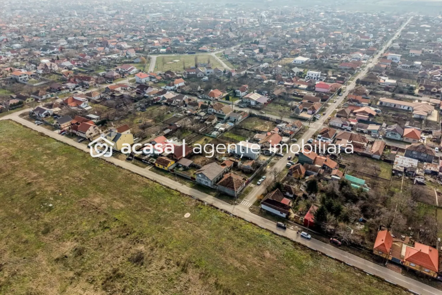 Casă de renovat cu 773 mp teren la preț de apartament - Casă modestă pentru cei care caută liniște, spațiu și libertatea de a-și amenaja locuința după propriul stil. Proprietatea este situată la marginea cartierului Bujac și reprezintă o alegere potrivită pentru o familie care își dorește casă pe teren propriu, nu apartament. Imobilul este construit din cărămidă și necesită renovare completă, oferind astfel posibilitatea de personalizare totală. Poziționarea pe colț asigură acces facil și deschidere amplă. Caracteristici principale: Teren: 773 mp Front stradal total: 40 m pe două străzi Construcție din cărămidă Posibilitate racordare gaz (la stradă) Zonă liniștită, aerisită Comision 0 la achizitie. Prețul este unul atractiv pentru suprafața oferită și poziționare, comparabil cu cel al unui apartament. 📞 Contact: 0757 662 907 Andrei Caracioni consultant imobiliar Acasa Arad. Nu dispui de toată suma? Te ajutăm noi gratuit! Îți obținem oferte de la 16 bănci. Birou: ACASĂ | Agenție imobiliară Arad Bulevardul Decebal 2, Arad 310133 Cod proprietate: CP2923594 }}