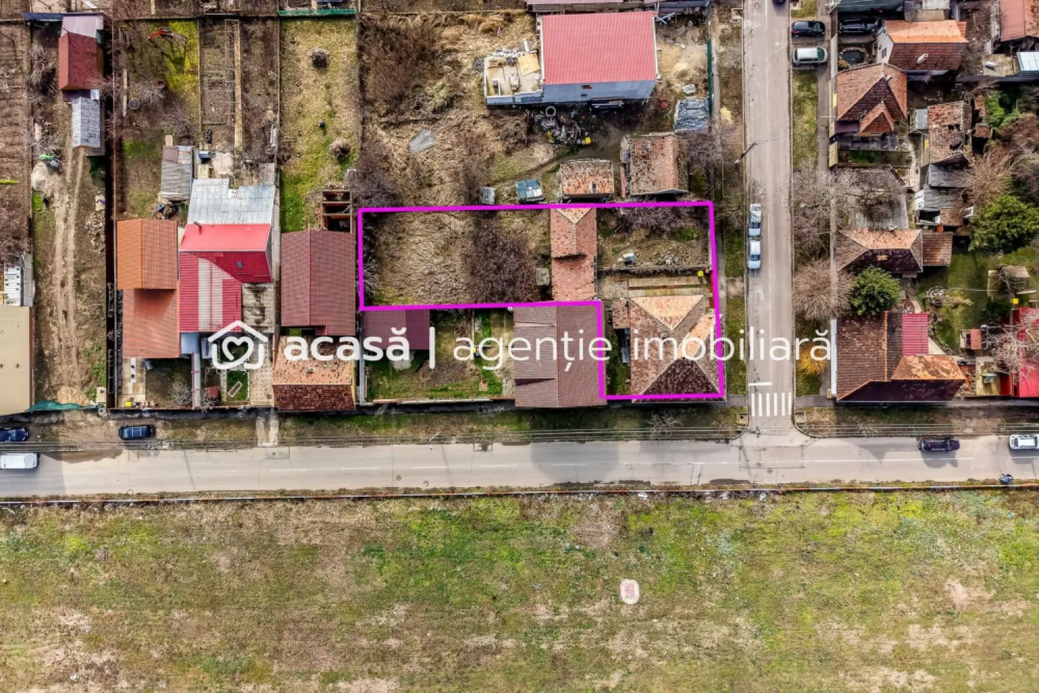 Casă de renovat cu 773 mp teren la preț de apartament - Casă modestă pentru cei care caută liniște, spațiu și libertatea de a-și amenaja locuința după propriul stil. Proprietatea este situată la marginea cartierului Bujac și reprezintă o alegere potrivită pentru o familie care își dorește casă pe teren propriu, nu apartament. Imobilul este construit din cărămidă și necesită renovare completă, oferind astfel posibilitatea de personalizare totală. Poziționarea pe colț asigură acces facil și deschidere amplă. Caracteristici principale: Teren: 773 mp Front stradal total: 40 m pe două străzi Construcție din cărămidă Posibilitate racordare gaz (la stradă) Zonă liniștită, aerisită Comision 0 la achizitie. Prețul este unul atractiv pentru suprafața oferită și poziționare, comparabil cu cel al unui apartament. 📞 Contact: 0757 662 907 Andrei Caracioni consultant imobiliar Acasa Arad. Nu dispui de toată suma? Te ajutăm noi gratuit! Îți obținem oferte de la 16 bănci. Birou: ACASĂ | Agenție imobiliară Arad Bulevardul Decebal 2, Arad 310133 Cod proprietate: CP2923594 }}