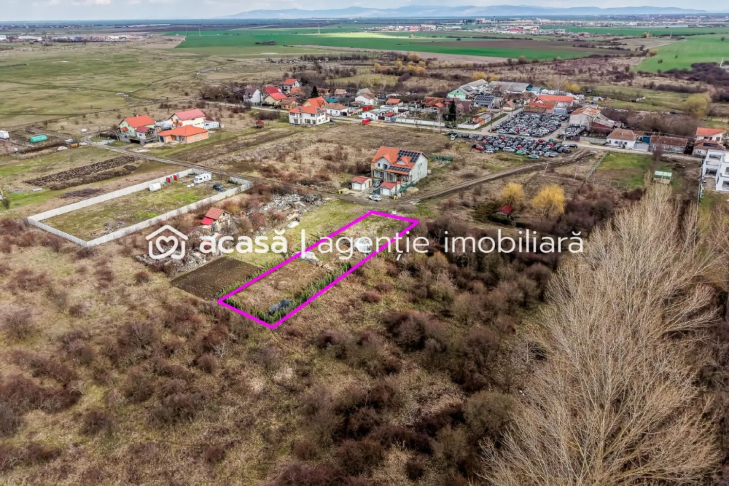 Teren 906 mp Arad, preț sub localitățile limitrofe. - Vrei să construiești o casă pentru familia ta, dar terenurile din jurul Aradului au devenit prea scumpe? Îți propun un teren generos de 906 mp, situat în zona Grădina Poștei, Arad, la doar 55 €/mp, un preț mai mic decât în multe localități limitrofe orașului. Chiar dacă este la periferie, terenul este în municipiul Arad, ceea ce înseamnă adresă de oraș și potențial de dezvoltare pe termen lung. ✔ Suprafață: 906 mp ✔ Front stradal: 15 ml, ideal pentru amplasarea unei case bine proporționate ✔ Zonă extrem de liniștită, cu acces limitat, fără trafic intens ✔ Apă curentă și energie electrică disponibile Momentan nu există gaz și canalizare în zonă, însă acest aspect este deja reflectat în prețul foarte competitiv. Imaginează-ți o curte mare, unde copilul tău se poate juca în siguranță, o terasă spațioasă și suficient loc pentru grădină, foișor sau chiar o mică livadă. Cei 906 mp îți oferă libertatea să construiești inteligent, fără compromisuri legate de spațiu. Frontul de 15 metri îți permite o casă frumos poziționată, cu acces auto confortabil. Este o alegere practică pentru o familie care vrea să construiască etapizat, într-o zonă calmă, ferită de agitația orașului. Sună acum și programează o vizionare. Terenurile mari, la acest preț, în Arad, sunt tot mai rare. 📞 Andrei Caracioni – 0757 662 907 Cod proprietate: CP2937278 }}