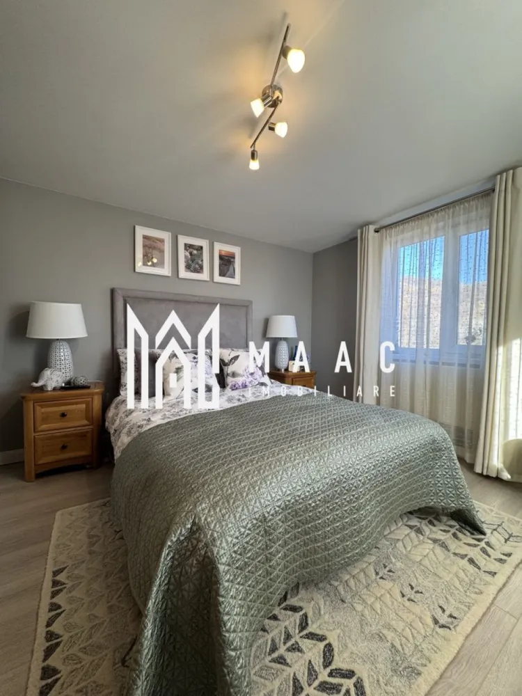 Vand | Casă britanică într-o zonă liniștită | 1000mp Teren | Puasesti-Olanesti - MAAC Imobiliare – Casă elegantă în stil britanic, 240 mp utili, teren 1.000 mp – situată la 6 km de Băile Olănești și 15 km de Râmnicu Vâlcea MAAC Imobiliare vă propune spre vânzare o proprietate cu adevărat deosebită: o casă spațioasă, luminoasă și foarte primitoare, realizată în autentic stil britanic, cu finisaje calde și mobilier din lemn masiv, care creează o atmosferă elegantă și familiară. Proprietatea are 240 mp utili, o compartimentare excelentă și un teren generos de 1.000 mp, oferind intimitate și confort într-o zonă liniștită și ușor accesibilă. Parter – spații largi și funcționale Living generos cu zonă de relaxare Dining luminos, ideal pentru mesele în familie Bucătărie închisă Dormitor ce poate fi folosit și ca birou Baie Debara pentru depozitare Etaj – zona de noapte 4 dormitoare spațioase, fiecare cu dressing Baie mare Debarale suplimentare, perfecte pentru organizare Teren și poziționare 1.000 mp de teren, ideal pentru grădină, spațiu verde sau zonă de relaxare Acces facil către: Băile Olănești – 6 km Râmnicu Vâlcea – 15 km Un cămin cald și elegant Incalzire : Centrala Gaz Proprie , Sistem Panouri fotovoltaice 11 kw Mobilierul din lemn masiv, compartimentarea bine gândită și arhitectura britanică transformă această casă într-o locuință cu personalitate, perfectă pentru cei care caută confort și rafinament. CP2815421 }}