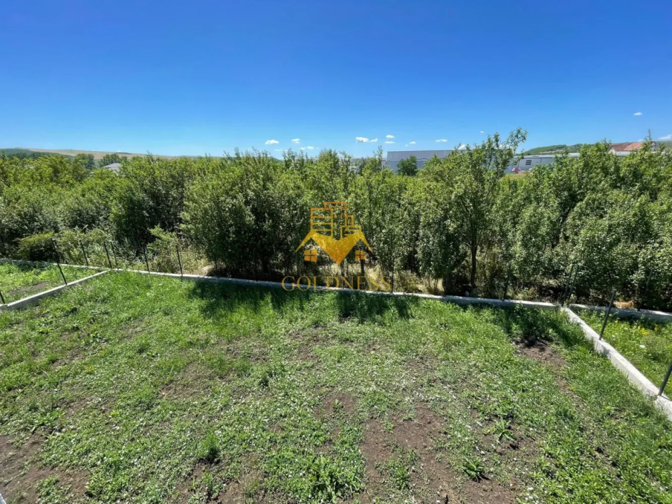 Casă individuală, 4 camere, 470 mp teren, Cluj - GOLDNESS Imobiliare vă propune spre vânzare o casă spațioasă și modernă, situată în Jucu de Mijloc, ideală pentru o familie. Proprietatea are un regim de înălțime P+E, cu o suprafață utilă de 180 mp și este amplasată pe un teren generos de 470 mp.
Casa beneficiază de încălzire prin pardoseală și este racordată la toate utilitățile necesare: apă, canalizare, curent și gaz.
Compartimentarea inteligentă este următoarea:
 Parterul include un living luminos, o bucătărie open space cu loc de luat masa, un birou, o zonă de depozitare și o baie.

 Etajul dispune de trei dormitoare (dintre care unul matrimonial), două băi și două balcoane, oferind spațiu și intimitate pentru toți membrii familiei.

 De asemenea, proprietatea beneficiază de o terasă, perfectă pentru relaxare în aer liber.

Dacă sunteți interesați de această casă și doriți mai multe detalii sau o vizionare, nu ezitați să ne contactați telefonic sau prin e-mail. Vă stăm la dispoziție!
! Comision 0% pentru cumpărător !
La pretul vânzării se adaugă TVA de 21%!