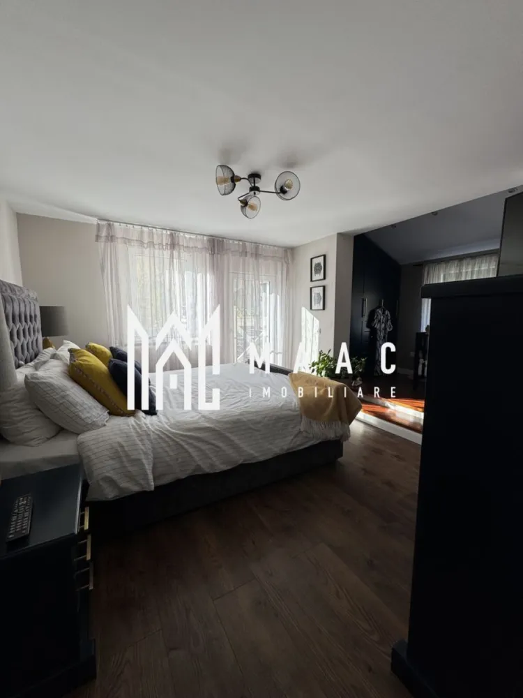 Vand | Casă britanică într-o zonă liniștită | 1000mp Teren | Puasesti-Olanesti - MAAC Imobiliare – Casă elegantă în stil britanic, 240 mp utili, teren 1.000 mp – situată la 6 km de Băile Olănești și 15 km de Râmnicu Vâlcea MAAC Imobiliare vă propune spre vânzare o proprietate cu adevărat deosebită: o casă spațioasă, luminoasă și foarte primitoare, realizată în autentic stil britanic, cu finisaje calde și mobilier din lemn masiv, care creează o atmosferă elegantă și familiară. Proprietatea are 240 mp utili, o compartimentare excelentă și un teren generos de 1.000 mp, oferind intimitate și confort într-o zonă liniștită și ușor accesibilă. Parter – spații largi și funcționale Living generos cu zonă de relaxare Dining luminos, ideal pentru mesele în familie Bucătărie închisă Dormitor ce poate fi folosit și ca birou Baie Debara pentru depozitare Etaj – zona de noapte 4 dormitoare spațioase, fiecare cu dressing Baie mare Debarale suplimentare, perfecte pentru organizare Teren și poziționare 1.000 mp de teren, ideal pentru grădină, spațiu verde sau zonă de relaxare Acces facil către: Băile Olănești – 6 km Râmnicu Vâlcea – 15 km Un cămin cald și elegant Incalzire : Centrala Gaz Proprie , Sistem Panouri fotovoltaice 11 kw Mobilierul din lemn masiv, compartimentarea bine gândită și arhitectura britanică transformă această casă într-o locuință cu personalitate, perfectă pentru cei care caută confort și rafinament. CP2815421 }}