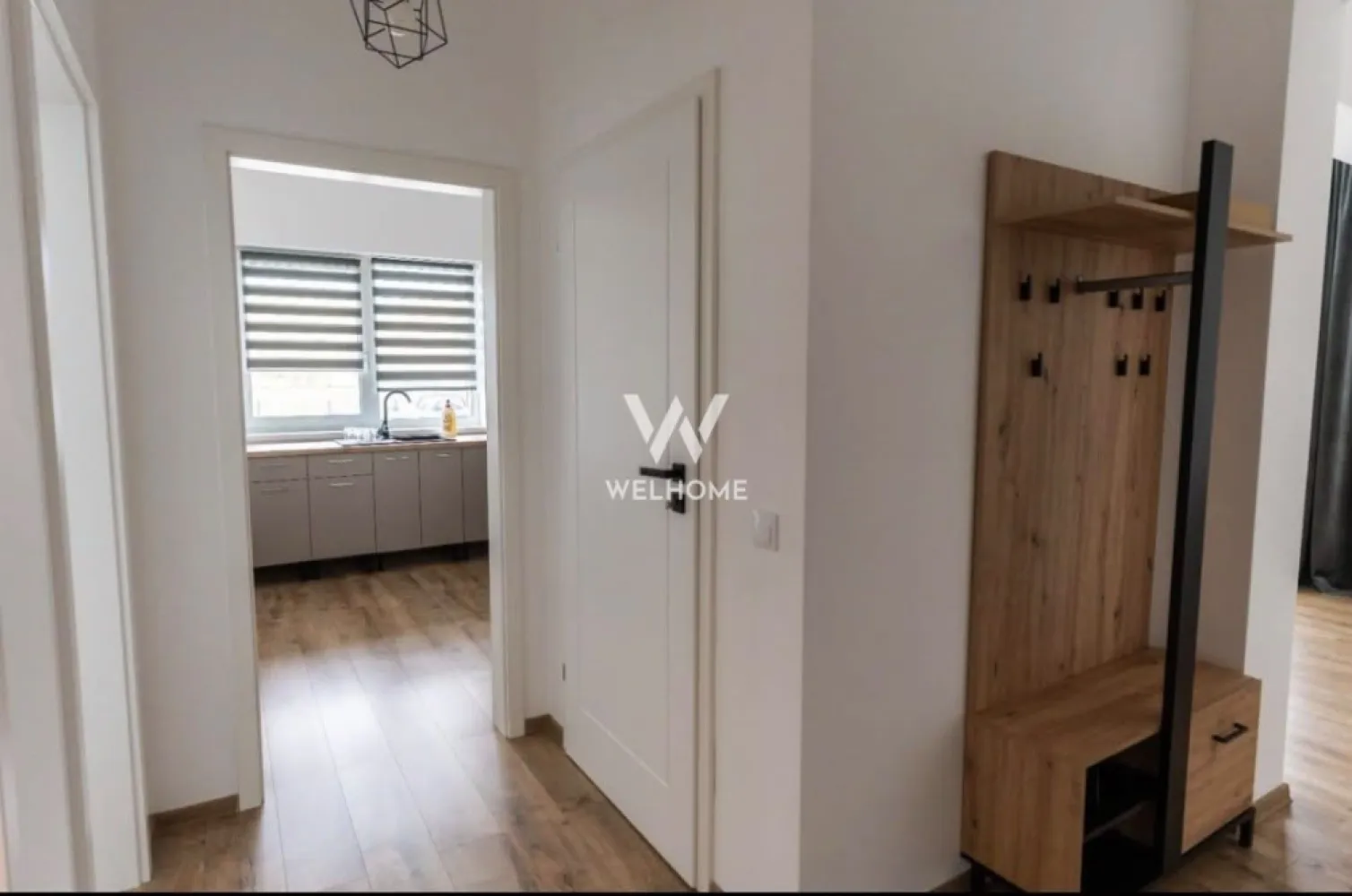 Vând apartament 2 cam. semidecomandat - 56 mp, Selimbar, Sibiu - Spre vânzare un apartament cu 2 camere, decomandat, situat în Selimbar, str.Triajului, într-o zonă rezidențială modernă, aflată în continuă dezvoltare.

Apartamentul este amplasat la parterul (parter înalt) al unui imobil cu 3 etaje și dispune de o suprafață utilă de 56 mp, la care se adaugă balconul de 5 mp. Inclus in preț un loc de parcare cu drept de folosință exclusivă. si o boxa de depozitare.

Compartimentare:
• Hol de acces
• Living luminos
• Dormitor
• Bucătărie separată
• Baie cu dus
• Balcon

Avantaje:
• Apartament semidecomandat
• Complet mobilat și utilat
• Încălzire în pardoseală
• Bucătărie separată
• Baie cu geam
• Finisaje moderne
• Spații bine compartimentate și luminoase
• 1 loc de parcare inclus
• Liber de sarcini
• Intabulat
• Ideal pentru locuit sau investiție

Complex rezidențial nou cu familii tinere. In apropiere de școală, grădiniță, punct medical.