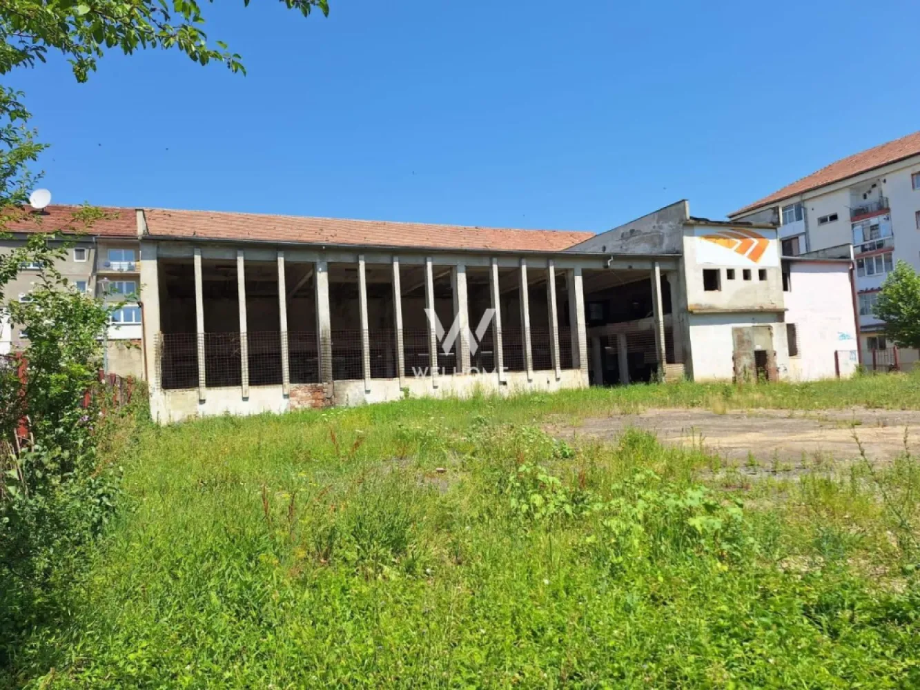 De vânzare – Spațiu versatil, ideal investiție, zonă centrală - Se oferă spre vânzare proprietate cu potențial ridicat de dezvoltare, potrivită pentru investitori, dezvoltatori sau antreprenori care caută o locație strategică. Detalii imobil: • Suprafață construită: • Parter: 508 mp • Etaj: 130 mp • Posibilitate extindere: se poate construi etaj suplimentar pe toată amprenta la sol • Teren liber: 700 mp (ideal pentru parcare, extindere sau amenajare) • Construcție solidă (fostă centrală termică - înălțime 7m ) – structură rezistentă, potrivită pentru reconversie Destinații posibile: • clinică medicală / centru medical • spațiu comercial • birouri • centru educațional • showroom • alte activități comerciale sau mixte Avantaje: • Locație centrală • Acces rapid la artere principale • Aproape de mijloace de transport în comun • Vizibilitate bună • Acces facil pentru clienți și parteneri Preț: 470.000 € Detalii: 0743030351 }}