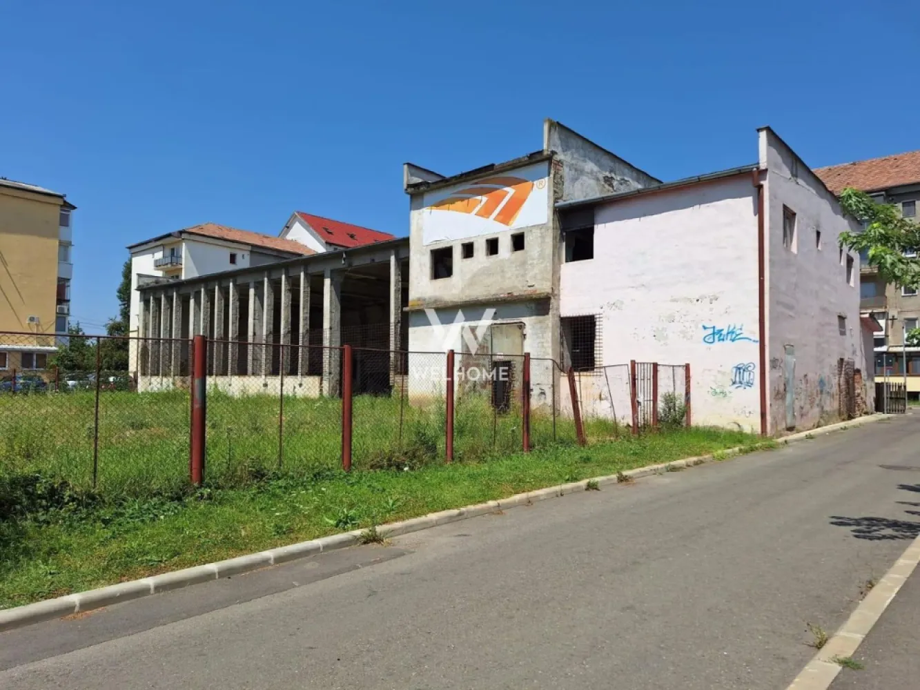 De vânzare – Spațiu versatil, ideal investiție, zonă centrală - Se oferă spre vânzare proprietate cu potențial ridicat de dezvoltare, potrivită pentru investitori, dezvoltatori sau antreprenori care caută o locație strategică. Detalii imobil: • Suprafață construită: • Parter: 508 mp • Etaj: 130 mp • Posibilitate extindere: se poate construi etaj suplimentar pe toată amprenta la sol • Teren liber: 700 mp (ideal pentru parcare, extindere sau amenajare) • Construcție solidă (fostă centrală termică - înălțime 7m ) – structură rezistentă, potrivită pentru reconversie Destinații posibile: • clinică medicală / centru medical • spațiu comercial • birouri • centru educațional • showroom • alte activități comerciale sau mixte Avantaje: • Locație centrală • Acces rapid la artere principale • Aproape de mijloace de transport în comun • Vizibilitate bună • Acces facil pentru clienți și parteneri Preț: 470.000 € Detalii: 0743030351 }}