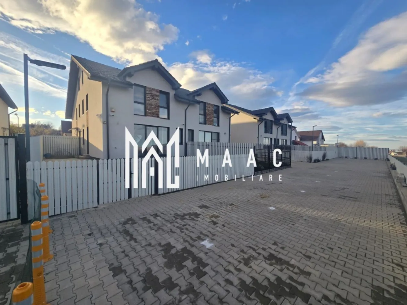 Cvaduplex 4 camere 145 mp teren Calea Cisnadiei - MAAC Imobiliare vă propune spre vânzare un cvadruplex cu 4 camere, situat pe Calea Cisnădiei, în zona „Casa de Apă”, pe strada Madrid, o locație în continuă dezvoltare, apreciată pentru accesibilitate și liniște. Proprietatea dispune de un teren de 145 mp și o suprafață utilă de 117 mp, fiind ideală pentru familii care își doresc un spațiu modern, eficient compartimentat și construit cu materiale premium. Imobilul se predă la exterior la cheie și beneficiază de dotări tehnice de ultimă generație, menite să asigure confort sporit și eficiență energetică ridicată. Sistemele instalate includ pompă de căldură pentru încălzire, răcire și apă caldă, sistem de recirculare a aerului, încălzire în pardoseală, precum și sistem de camere video și alarmă pentru siguranță. În plus, sunt incluse un robinet exterior anti-îngheț și filtru de apă cu regulator de presiune. Toate materialele utilizate sunt premium, achiziționate din Germania, garantând durabilitate și calitate superioară. Compartimentarea este practică și bine gândită: -parter: bucătărie, cămară, baie, living și spațiu de depozitare -etaj: 3 dormitoare decomandate și baie cu cadă și geam de aerisire -mansardă: spațiu versatil ce poate fi amenajat ca dormitor (prevăzut cu 2 ferestre Velux), loc de joacă sau spațiu de depozitare Proprietatea se vinde la prețul de 165.000 euro, TVA inclus, și se predă exact ca în fotografii. Pentru mai multe detalii, vă rugăm să menționați CP2996583 la telefon. }}