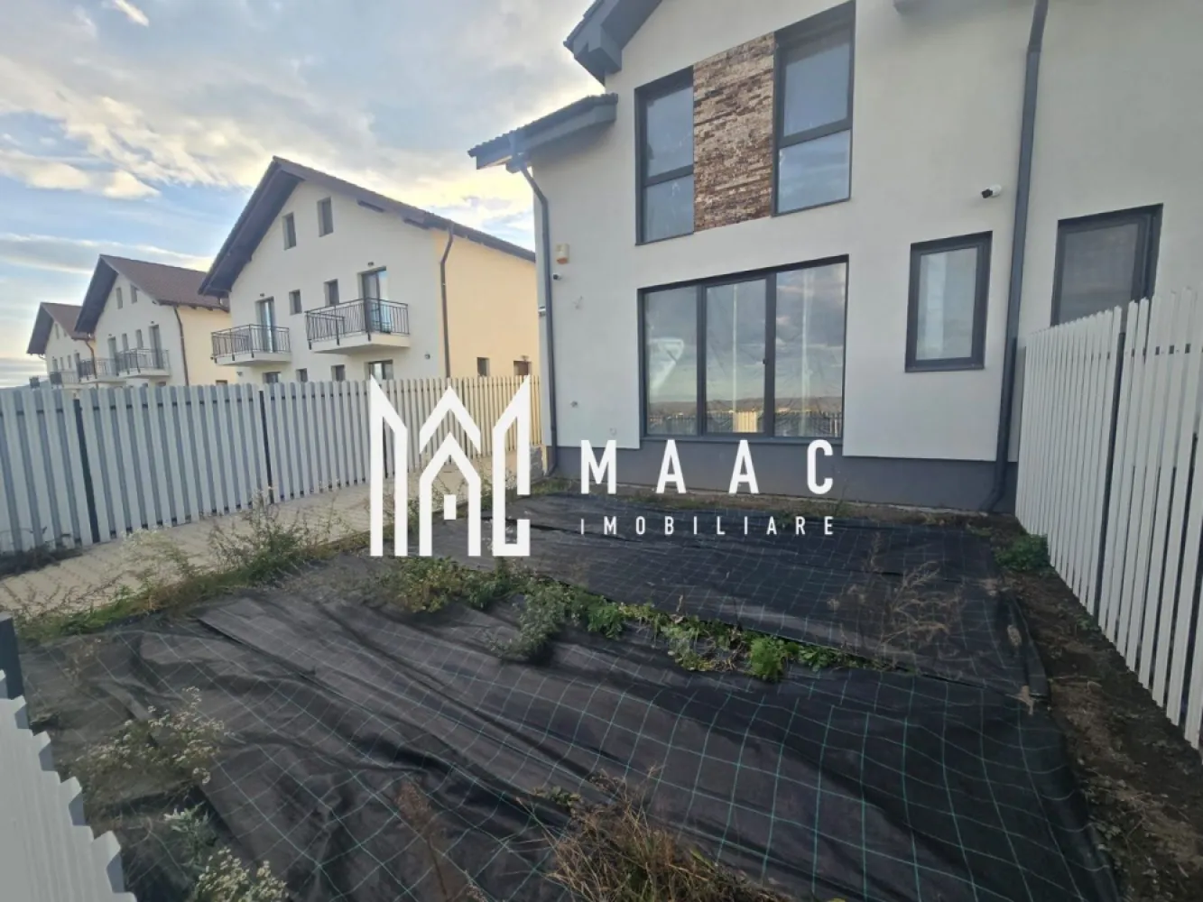 Cvaduplex 4 camere 145 mp teren Calea Cisnadiei - MAAC Imobiliare vă propune spre vânzare un cvadruplex cu 4 camere, situat pe Calea Cisnădiei, în zona „Casa de Apă”, pe strada Madrid, o locație în continuă dezvoltare, apreciată pentru accesibilitate și liniște. Proprietatea dispune de un teren de 145 mp și o suprafață utilă de 117 mp, fiind ideală pentru familii care își doresc un spațiu modern, eficient compartimentat și construit cu materiale premium. Imobilul se predă la exterior la cheie și beneficiază de dotări tehnice de ultimă generație, menite să asigure confort sporit și eficiență energetică ridicată. Sistemele instalate includ pompă de căldură pentru încălzire, răcire și apă caldă, sistem de recirculare a aerului, încălzire în pardoseală, precum și sistem de camere video și alarmă pentru siguranță. În plus, sunt incluse un robinet exterior anti-îngheț și filtru de apă cu regulator de presiune. Toate materialele utilizate sunt premium, achiziționate din Germania, garantând durabilitate și calitate superioară. Compartimentarea este practică și bine gândită: -parter: bucătărie, cămară, baie, living și spațiu de depozitare -etaj: 3 dormitoare decomandate și baie cu cadă și geam de aerisire -mansardă: spațiu versatil ce poate fi amenajat ca dormitor (prevăzut cu 2 ferestre Velux), loc de joacă sau spațiu de depozitare Proprietatea se vinde la prețul de 165.000 euro, TVA inclus, și se predă exact ca în fotografii. Pentru mai multe detalii, vă rugăm să menționați CP2996583 la telefon. }}