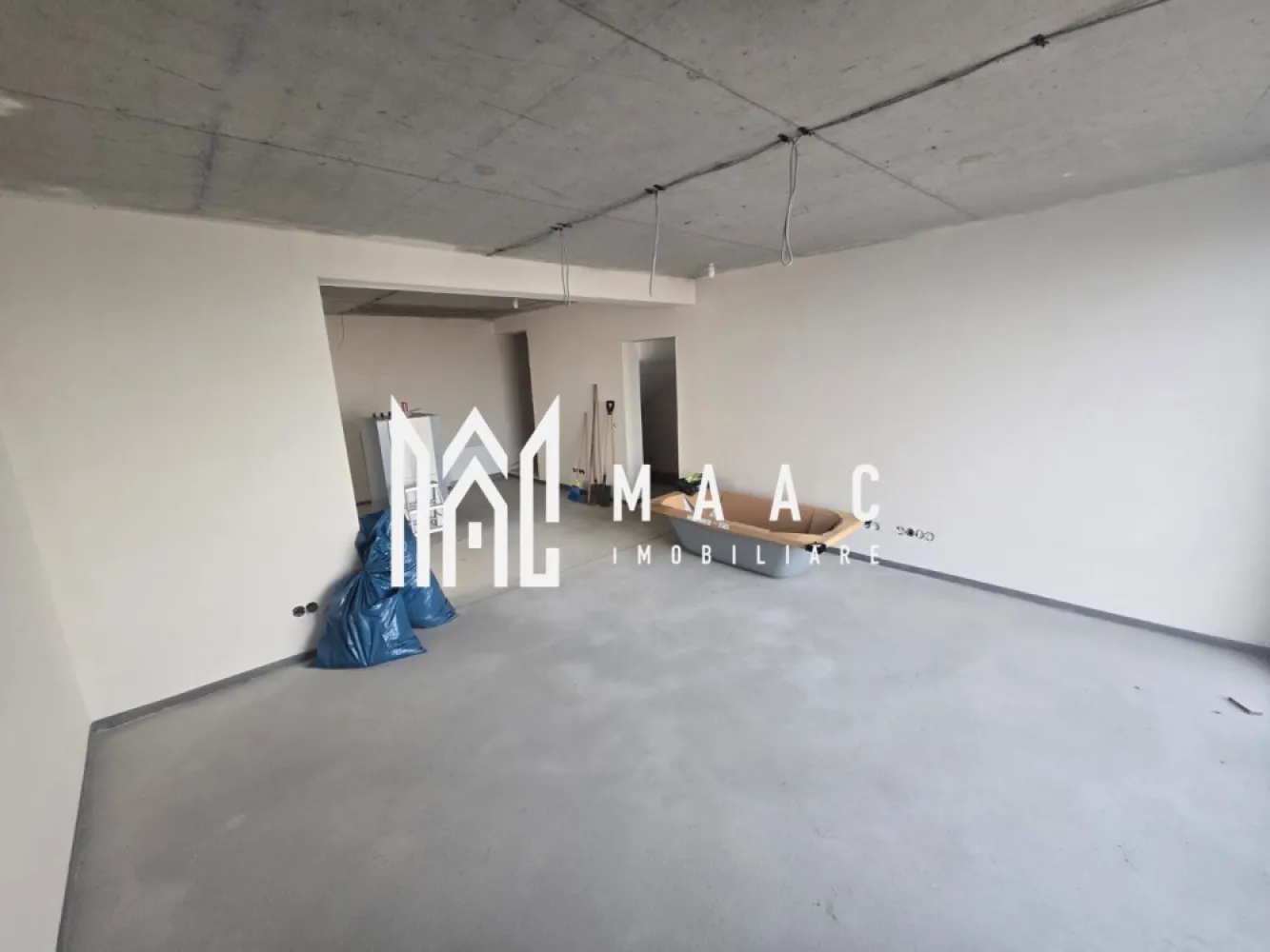 Cvaduplex 4 camere 145 mp teren Calea Cisnadiei - MAAC Imobiliare vă propune spre vânzare un cvadruplex cu 4 camere, situat pe Calea Cisnădiei, în zona „Casa de Apă”, pe strada Madrid, o locație în continuă dezvoltare, apreciată pentru accesibilitate și liniște. Proprietatea dispune de un teren de 145 mp și o suprafață utilă de 117 mp, fiind ideală pentru familii care își doresc un spațiu modern, eficient compartimentat și construit cu materiale premium. Imobilul se predă la exterior la cheie și beneficiază de dotări tehnice de ultimă generație, menite să asigure confort sporit și eficiență energetică ridicată. Sistemele instalate includ pompă de căldură pentru încălzire, răcire și apă caldă, sistem de recirculare a aerului, încălzire în pardoseală, precum și sistem de camere video și alarmă pentru siguranță. În plus, sunt incluse un robinet exterior anti-îngheț și filtru de apă cu regulator de presiune. Toate materialele utilizate sunt premium, achiziționate din Germania, garantând durabilitate și calitate superioară. Compartimentarea este practică și bine gândită: -parter: bucătărie, cămară, baie, living și spațiu de depozitare -etaj: 3 dormitoare decomandate și baie cu cadă și geam de aerisire -mansardă: spațiu versatil ce poate fi amenajat ca dormitor (prevăzut cu 2 ferestre Velux), loc de joacă sau spațiu de depozitare Proprietatea se vinde la prețul de 165.000 euro, TVA inclus, și se predă exact ca în fotografii. Pentru mai multe detalii, vă rugăm să menționați CP2996583 la telefon. }}